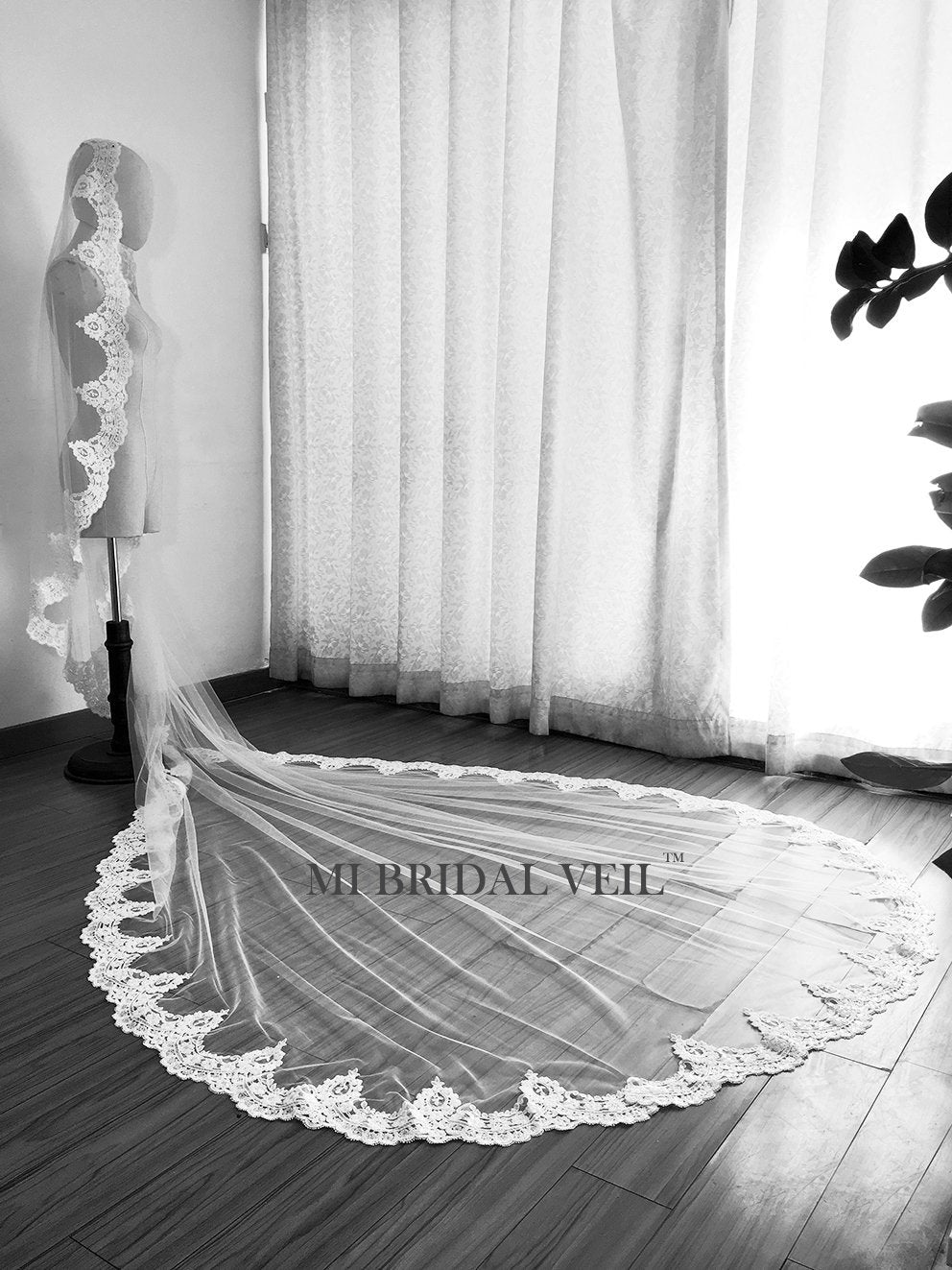 Elegant Mantilla Cathedral Wedding Veil with Beaded Edwardian Vintage Lace - Perfect for Bridal Gowns & Formal Weddings