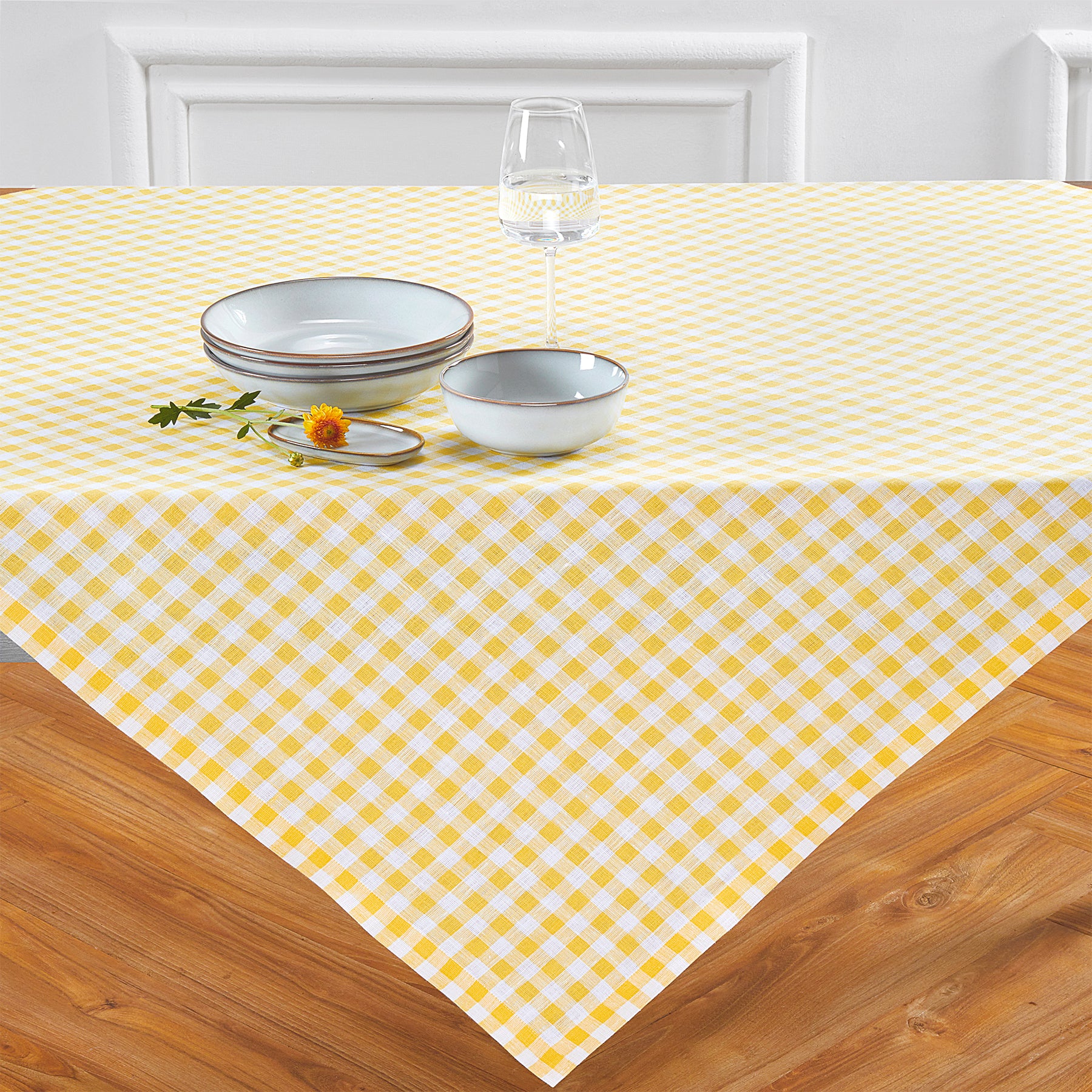 Classic Gingham Table Throw - Stylish Cotton Tablecloth for Dining, Picnics & Outdoor Events - Perfect for Kitchen, Party & Home Decor