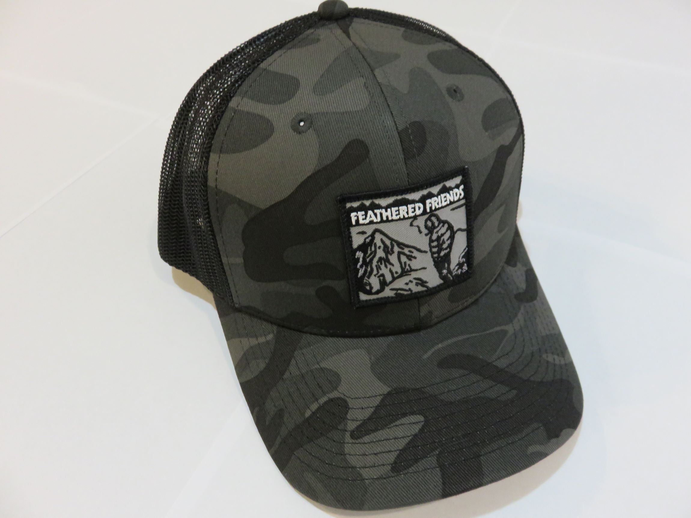 Pro Style Trucker Hat with Feather Design - Trendy & Breathable Mesh Cap for Outdoor Adventures, Music Festivals & Casual Wear