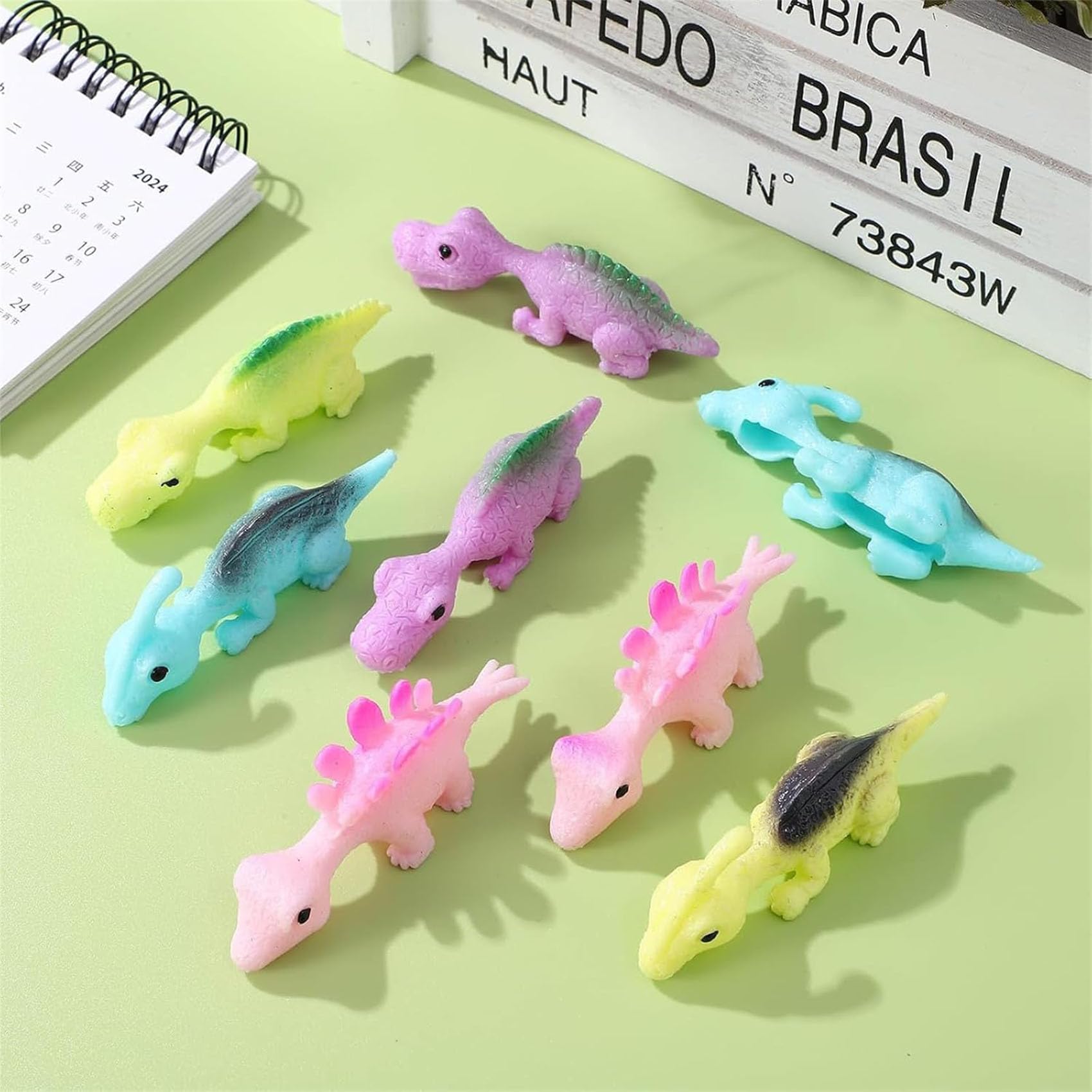 Jeeeun 20pcs Sticky Slingshot Dinosaur Finger Toys - Flying Rubber Dinosaurs for Kids, Fun Outdoor Party Favors & Classroom Rewards
