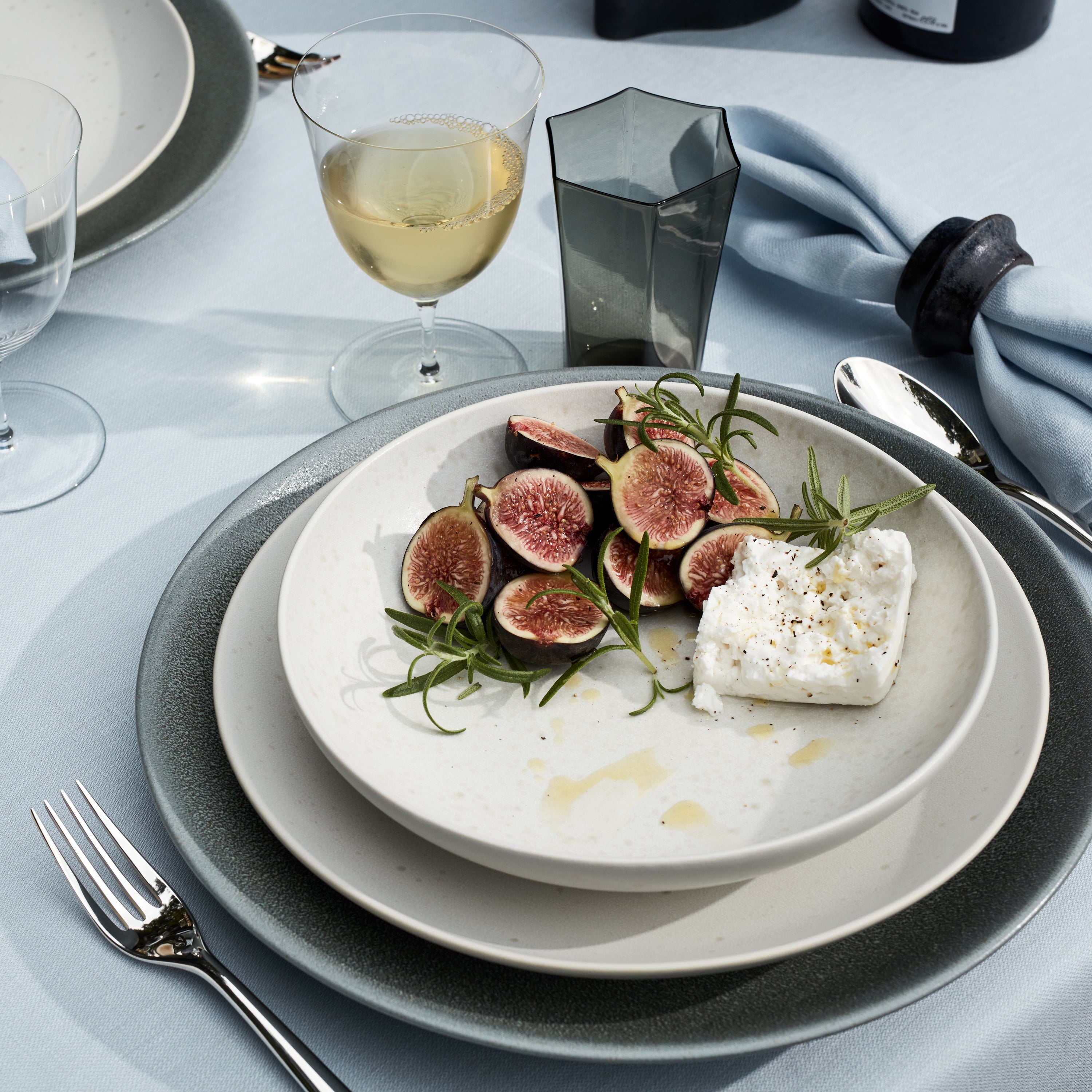Premium Terra Stone Dinnerware Set - 16-Piece Elegant Stoneware Plates & Bowls for Everyday Dining & Entertaining - Durable & Stylish for Home, Restaurant, or Outdoor Use
