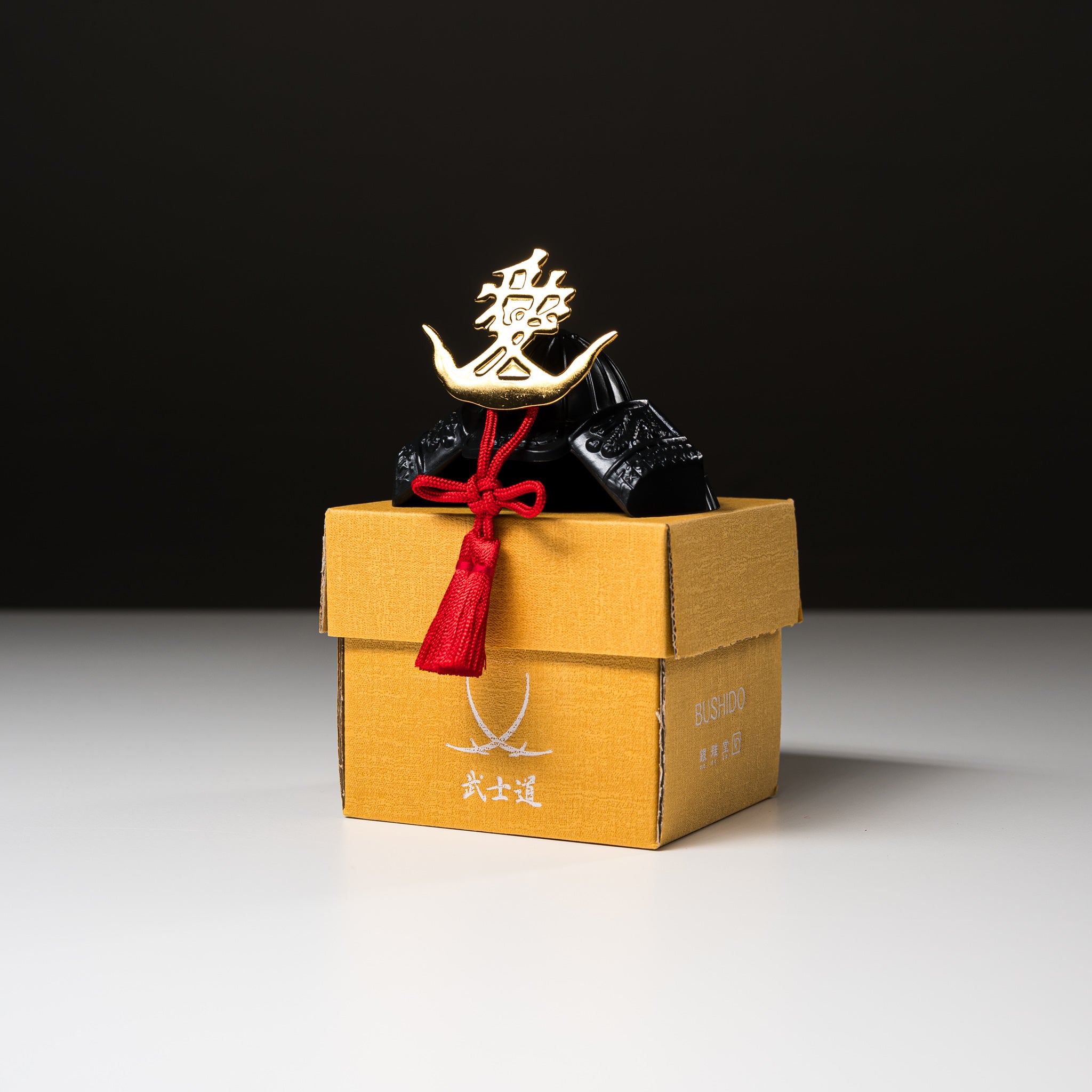Bushido Kabuto Ornament - Naoe Kanetsugu Samurai Helmet Replica | Japanese Warrior Decor for Home & Office | Perfect for History Enthusiasts & Anime Fans