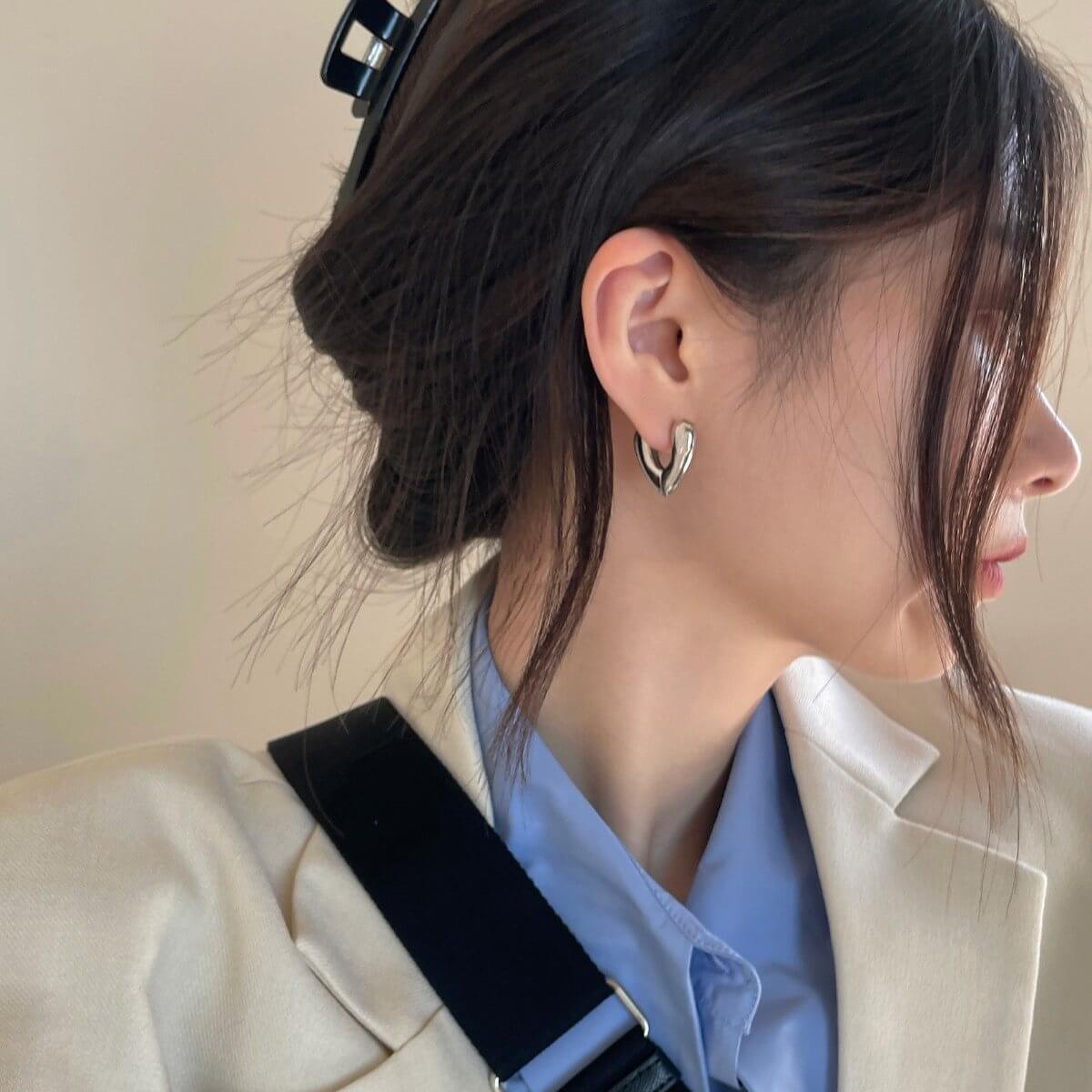 TE6472 Simple Metallic Trillion Huggie Hoop Earrings - Minimalist Everyday Jewelry for Women, Perfect for Work, Date Night & Casual Outfits