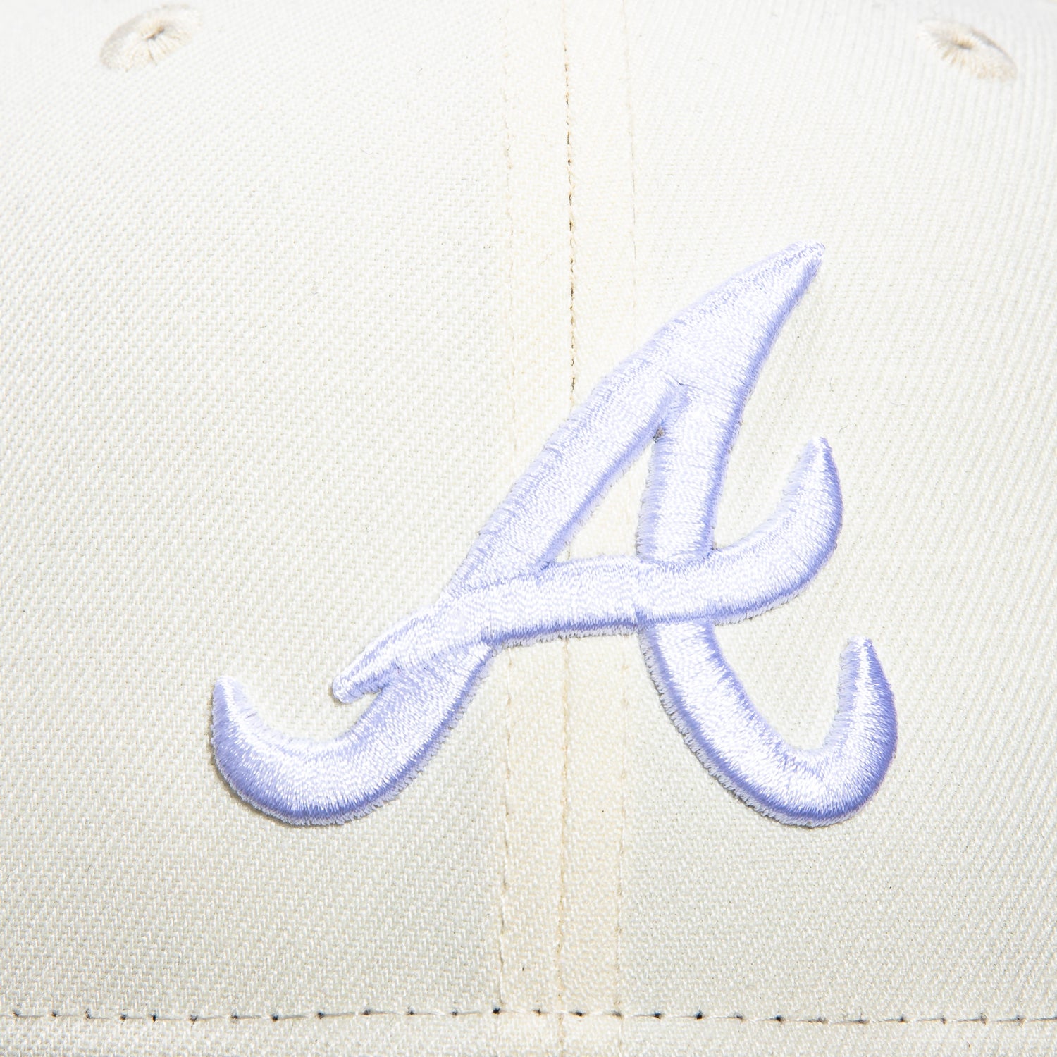 New Era 9Fifty Atlanta Braves Snapback Hat - White & Black Adjustable Baseball Cap for Men & Women - Perfect for Sports Games, Casual Wear & Fan Collections