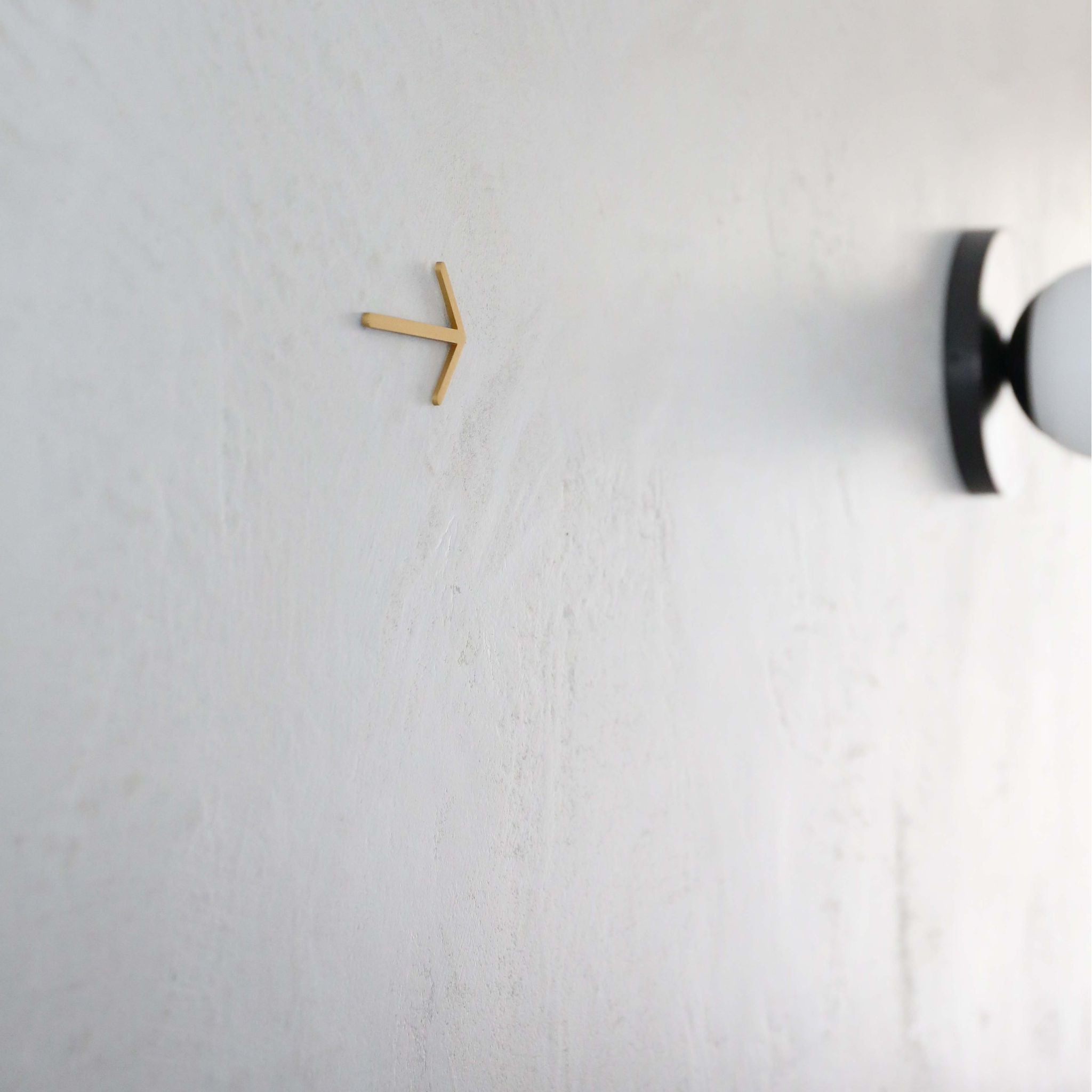 DESIGNSTUFF Brushed Brass Arrow Signage - Elegant Metal Sign for Home, Office & Retail Décor | Perfect for Wayfinding, Wall Art & Gift Giving