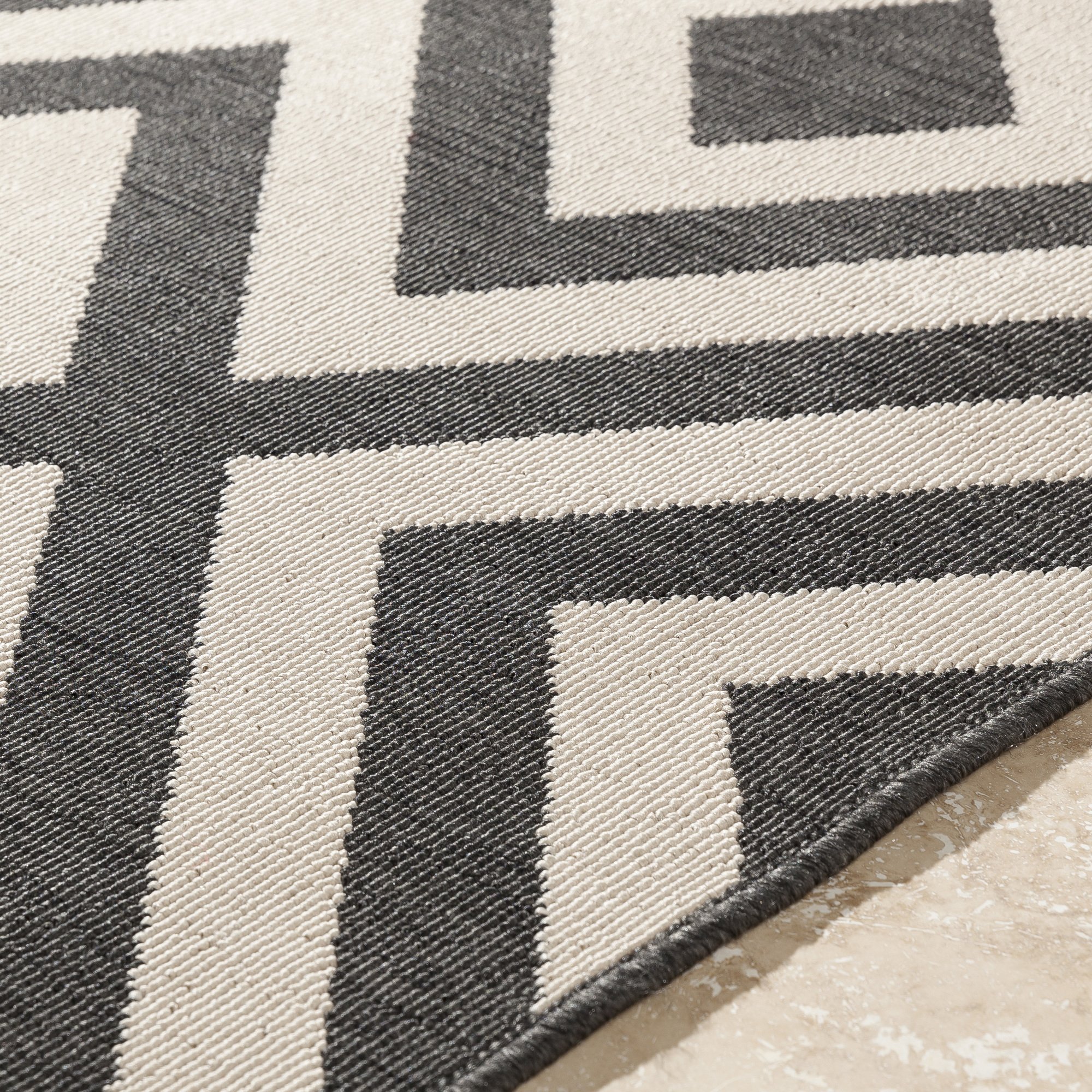 Trivette Black and Cream Indoor/Outdoor Round Area Rug 7'3