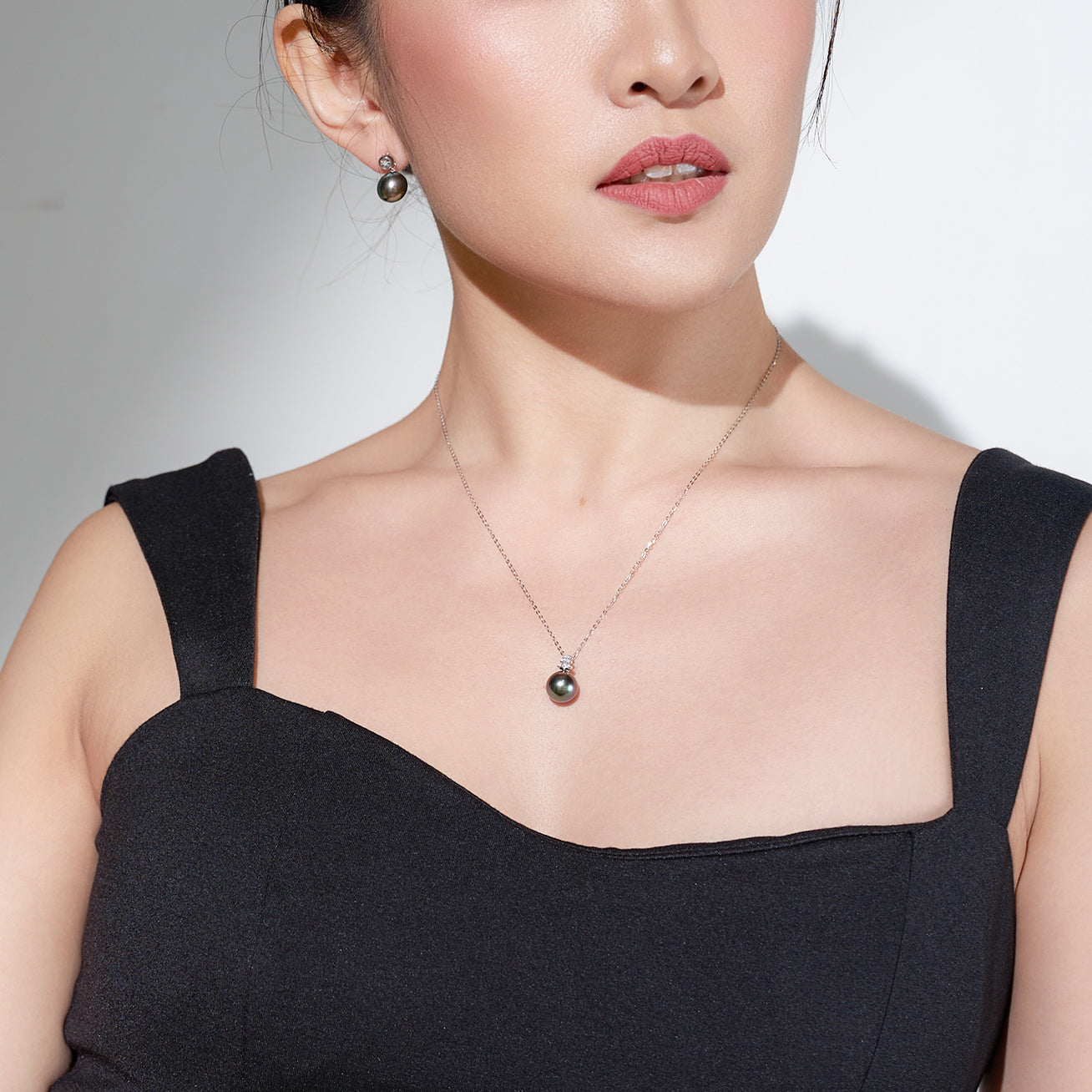 18K Solid Gold Diamond Tahitian Pearl Necklace KN00139 - Elegant Luxury Jewelry for Women, Perfect for Weddings, Anniversaries & Special Occasions