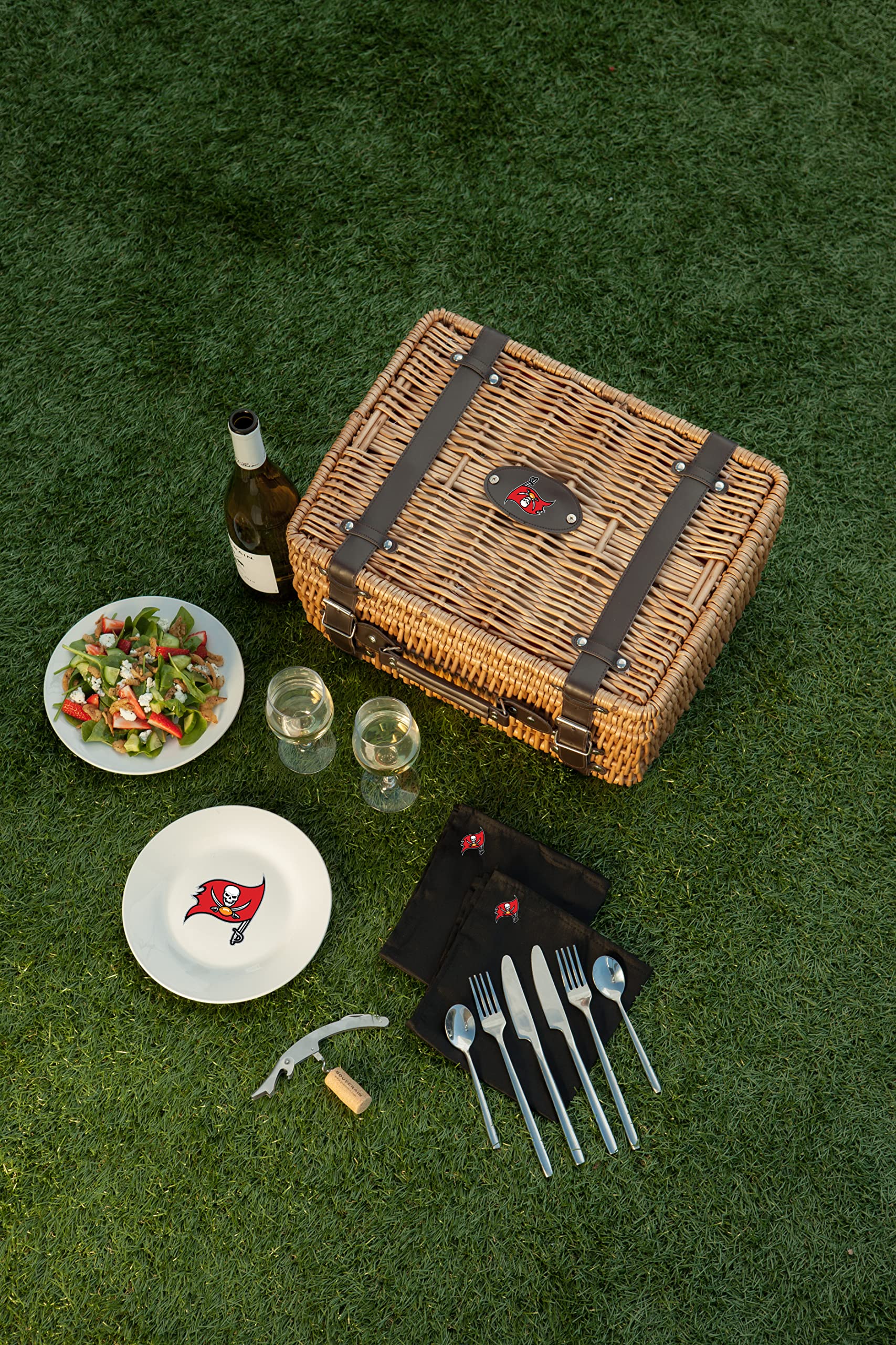**PICNIC TIME NFL Champion Picnic Basket for 2 – Wicker Picnic Basket Set with Plates, Utensils & Blanket – Perfect for Outdoor Picnics, Tailgating & Game Day Gatherings (Black with Brown Accents)**
