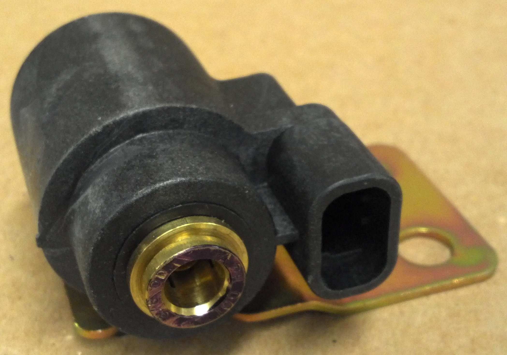 Volvo Truck Air Horn Solenoid Valve 20377499 - Heavy Duty Replacement Part for Truck Horn System Repair & Maintenance