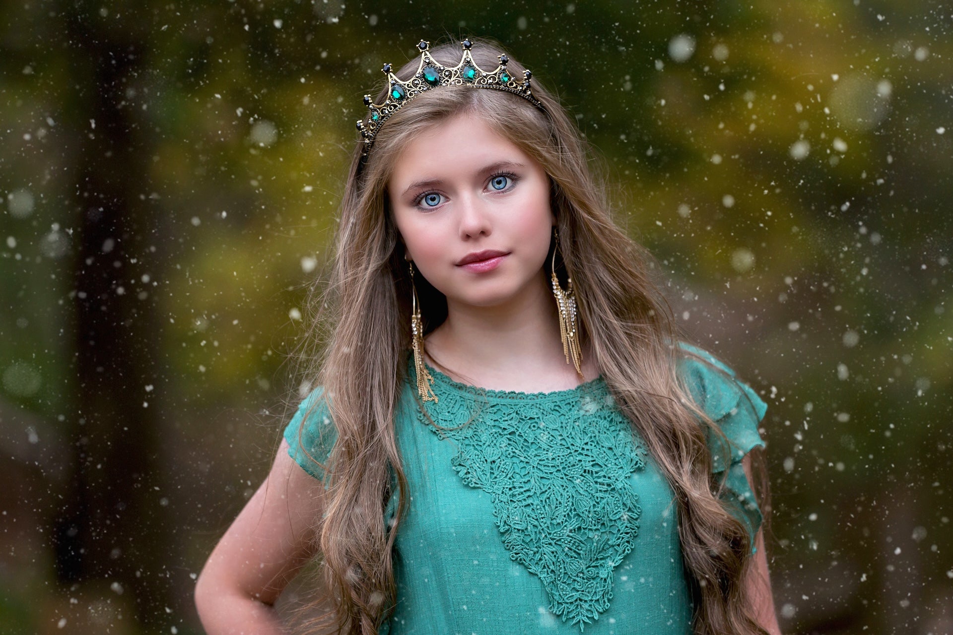 Enchanting Green Crystal Crown - Elegant Rhinestone Tiara for Women, Bridal Party, Cosplay & Costume Accessories | Perfect for Weddings, Pageants, Halloween & Fantasy Events