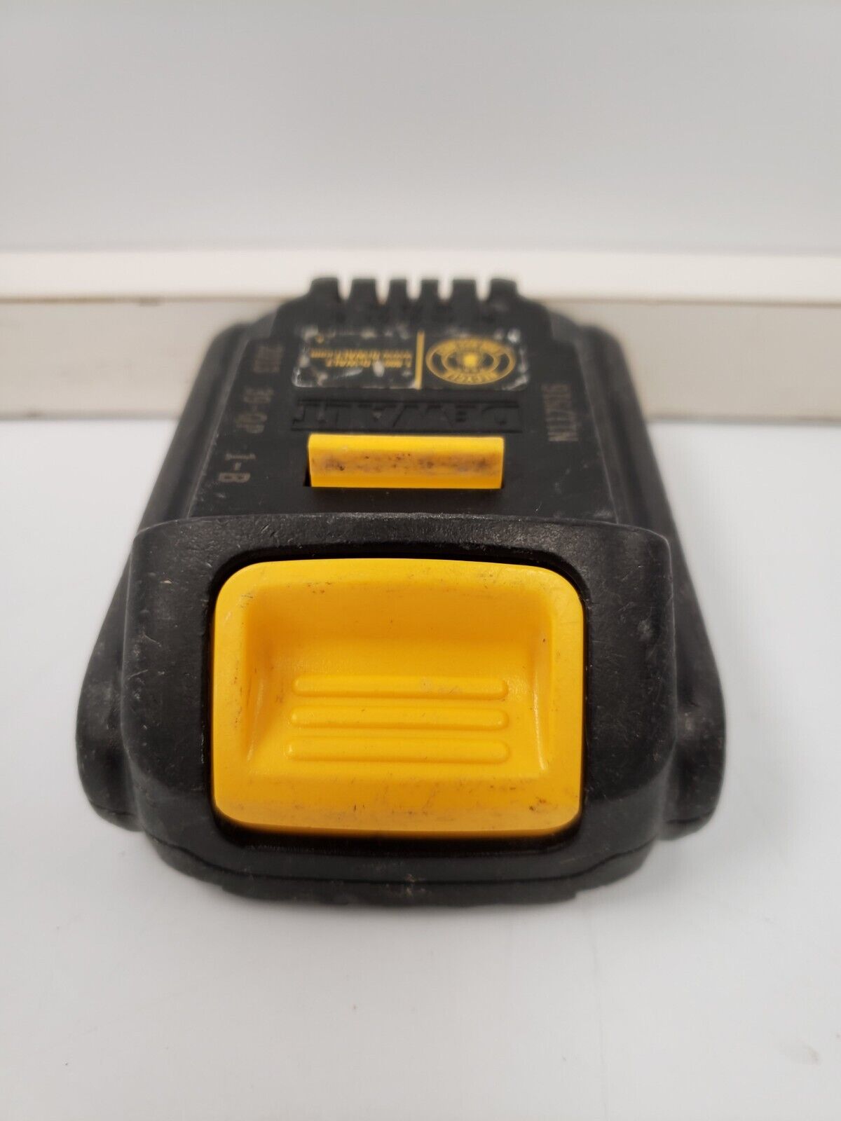 DEWALT DCB201 20V MAX Lithium-Ion Battery Pack - Compatible with DEWALT 20V Tools - Power Drills, Saws, Flashlights & More - Ideal for Construction, DIY Projects & Home Improvement