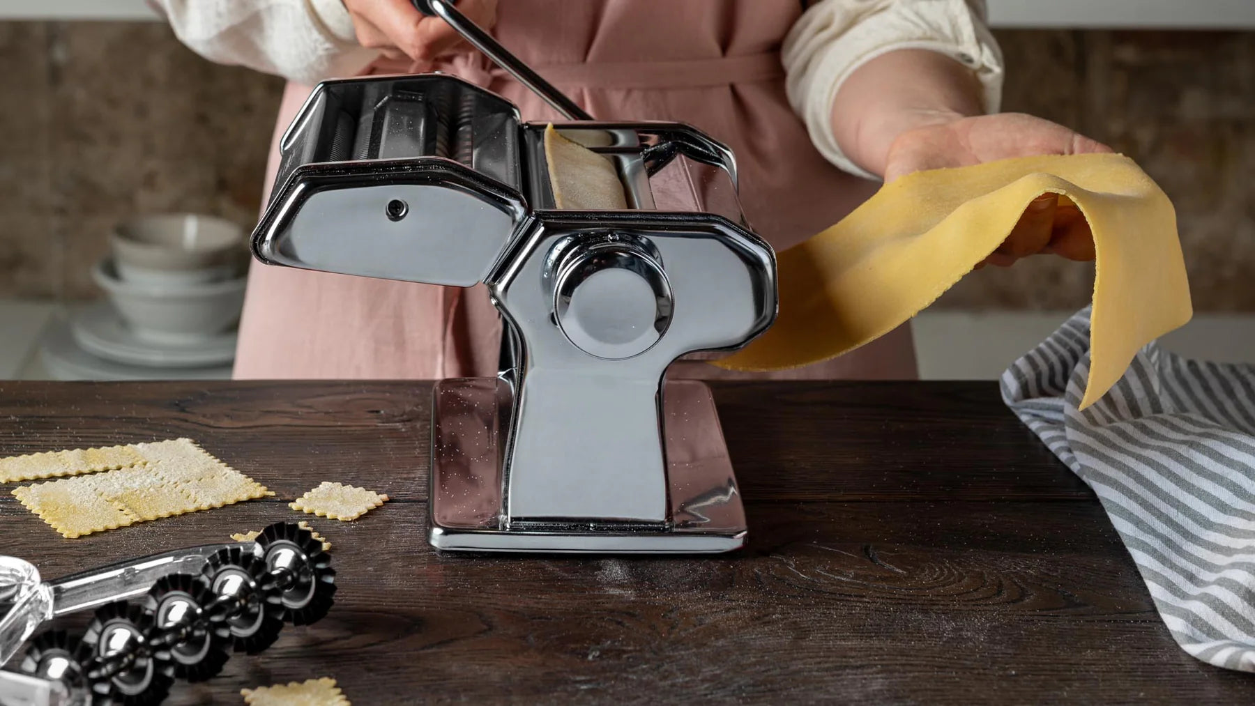Marcato Atlas 150 Pasta Maker Machine - Manual Italian Pasta Roller for Homemade Noodles, Lasagna & Ravioli | Durable Stainless Steel Construction | Perfect for Italian Cuisine, Family Cooking & Restaurant Use