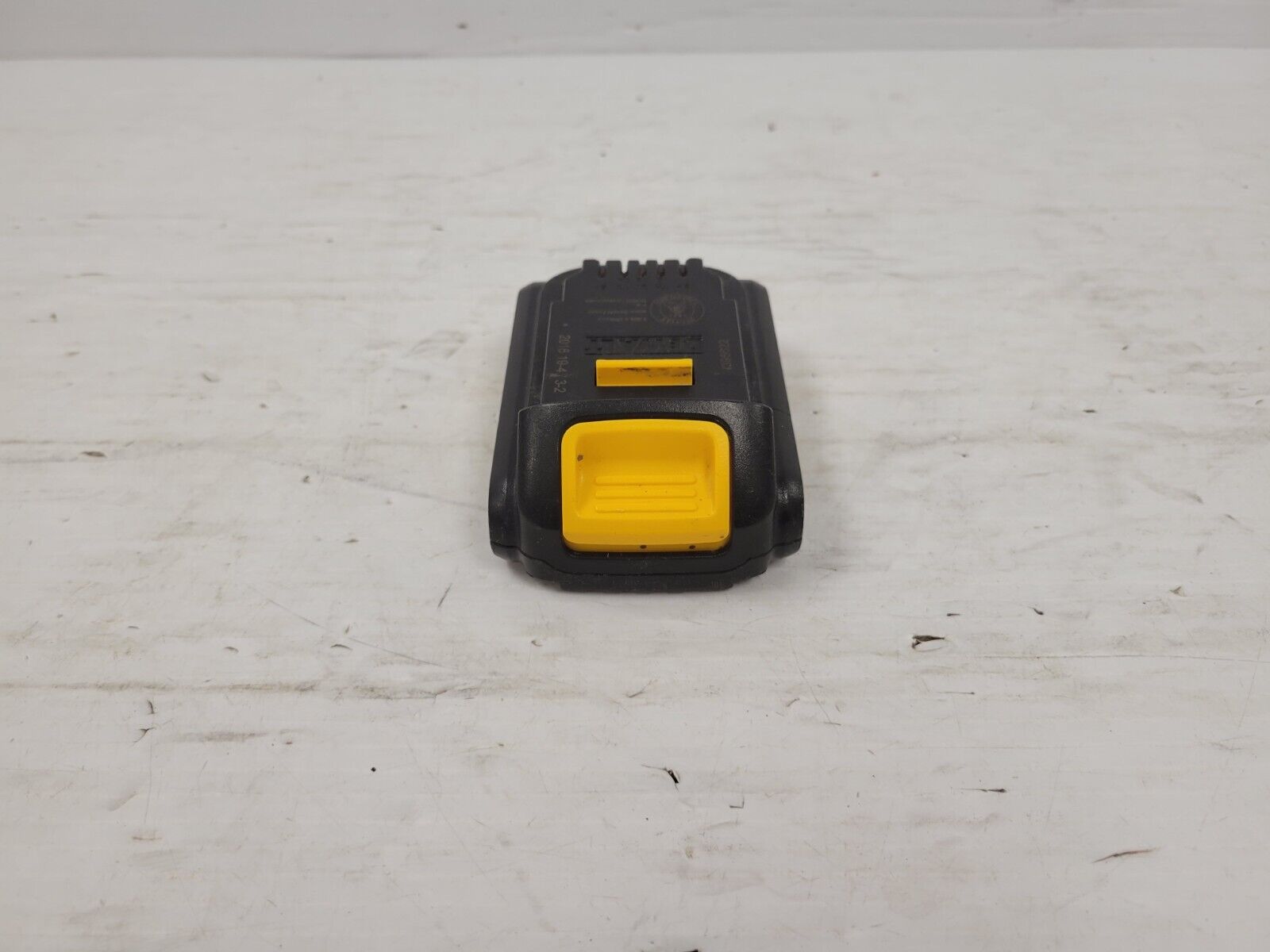DEWALT DCB207 20V MAX Lithium-Ion Battery Pack (2.0Ah) - Compatible with DEWALT 20V Power Tools - Perfect for Drilling, Sawing & DIY Projects
