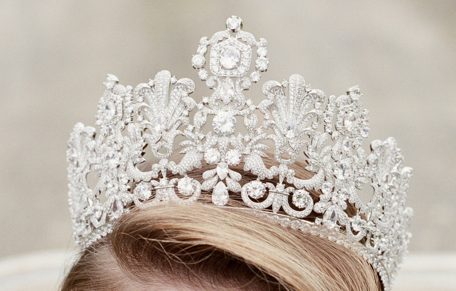 PERSEPHONE Royal Bridal Crown - Elegant Wedding Tiara for Bride, Princess Style Headpiece with Crystals & Pearls | Perfect for Weddings, Prom, Quinceañera, Pageants & Special Occasions