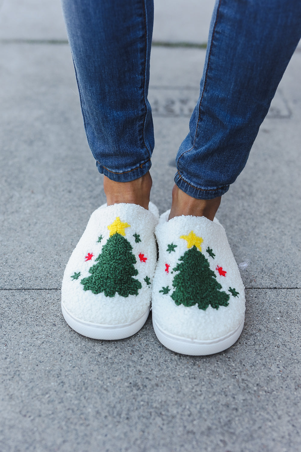 Cozy Christmas Tree Print Fleece Slippers for Women - Warm Holiday House Shoes with Non-Slip Sole - Perfect for Winter Indoor Comfort & Gift Giving
