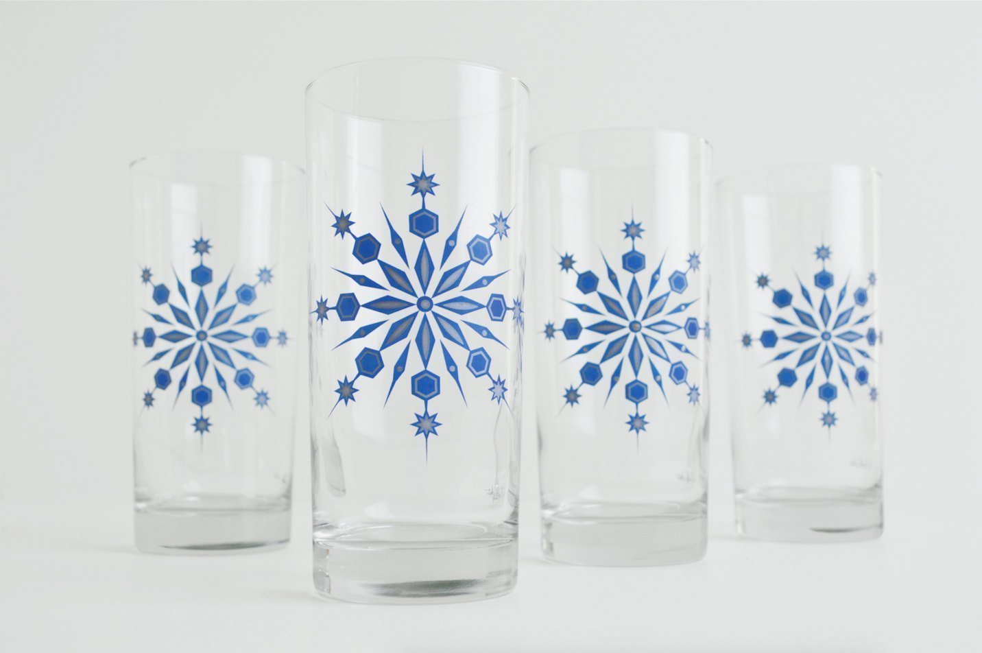 Gold Snowflake Glasses - Set of 4 Elegant Holiday Drinkware, Christmas Party Cups with Gold Snowflake Design, Perfect for Festive Celebrations, Dinner Parties & Winter Gatherings