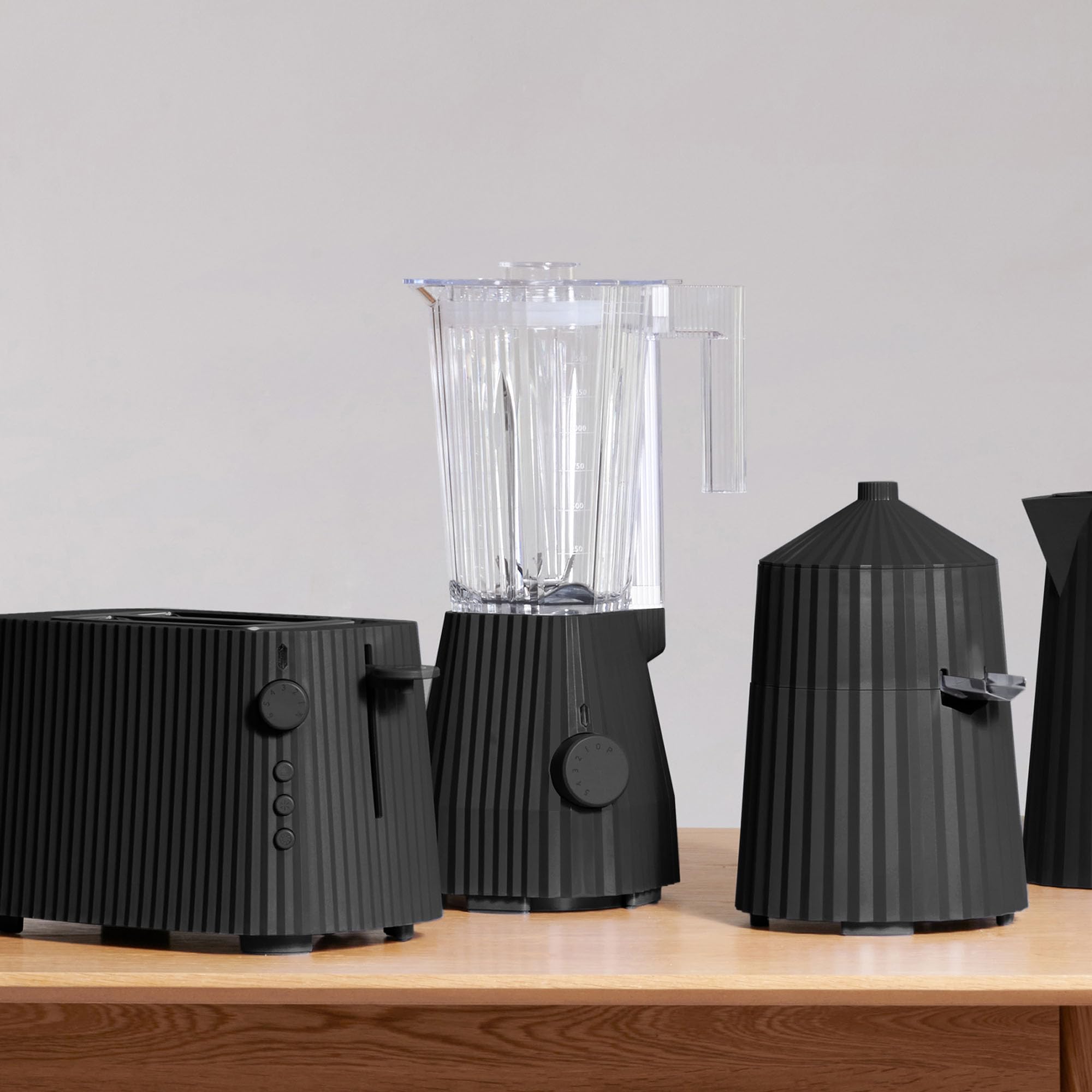 Alessi Plissé MDL09B/USA 700W Blender - High-Performance Thermoplastic Resin & PCTG Pitcher with US Plug, Black - Perfect for Smoothies, Cocktails & Kitchen Blending