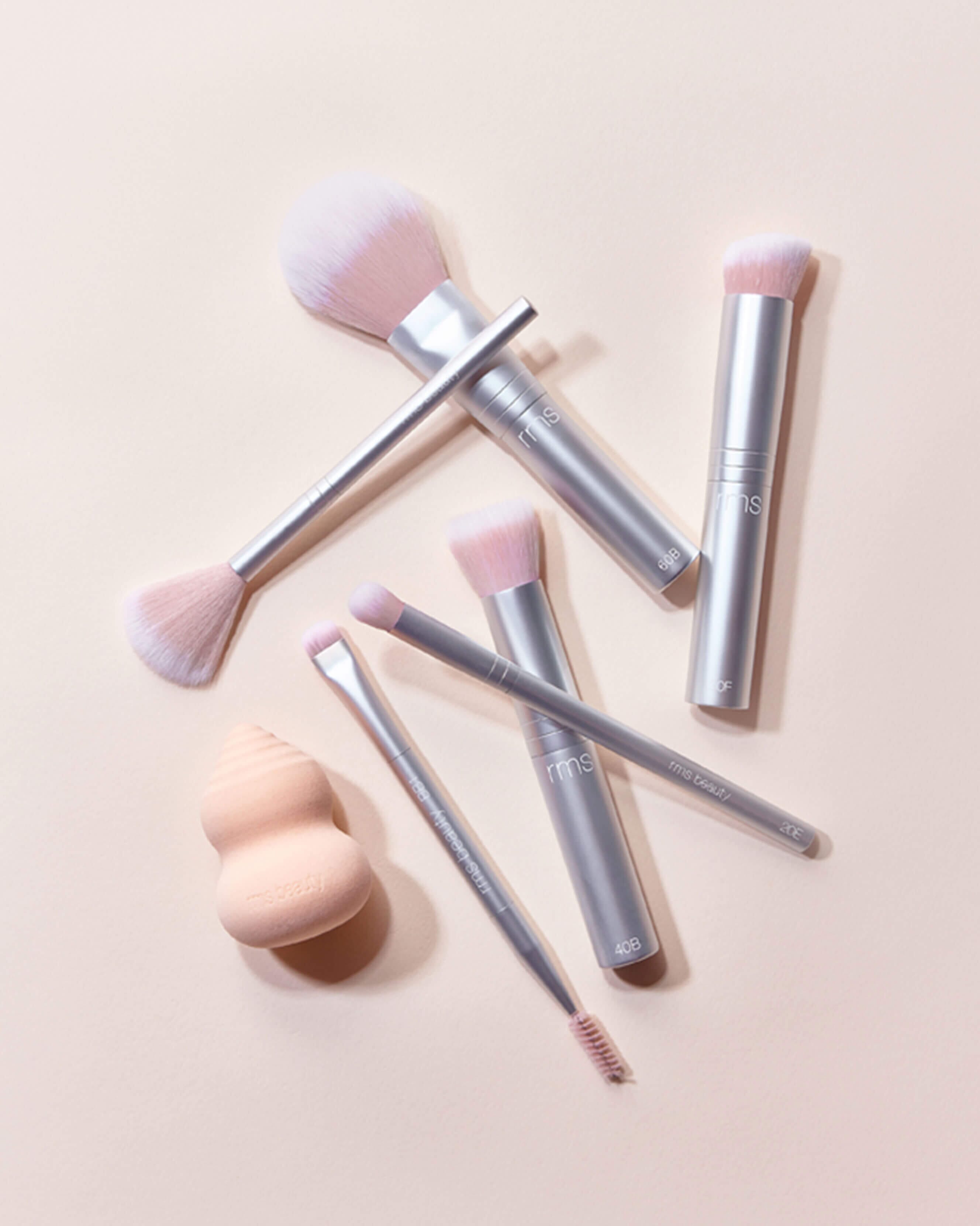Skin2Skin Classic Fan Brush - Soft Bristles for Flawless Makeup Application | Perfect for Contouring, Blush, and Highlighter | Ideal for Professional & Home Use