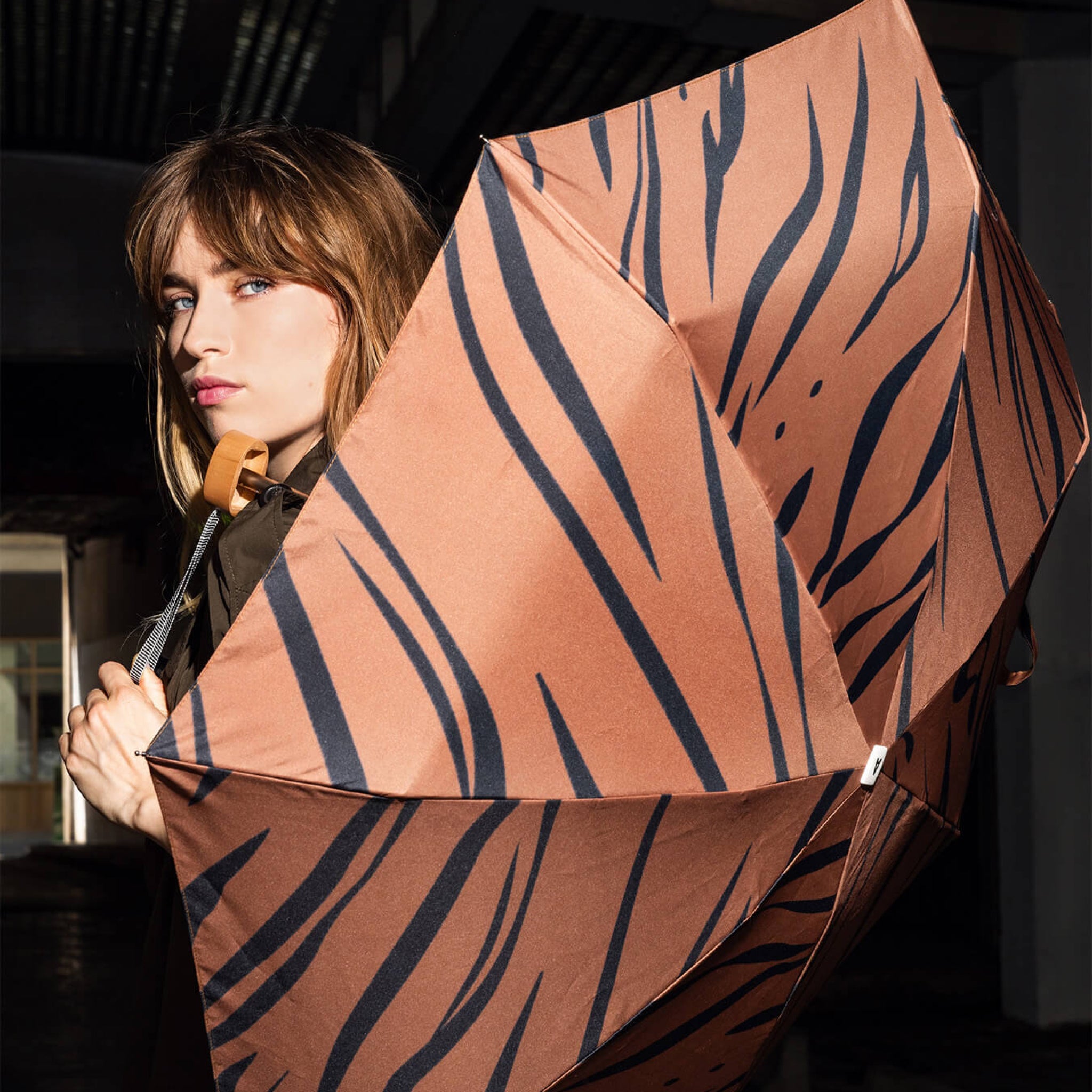 ANATOLE Tiger Print Umbrella - Windproof & Waterproof Compact Folding Travel Umbrella for Men & Women - Perfect for Rainy Days, Outdoor Adventures & Travel
