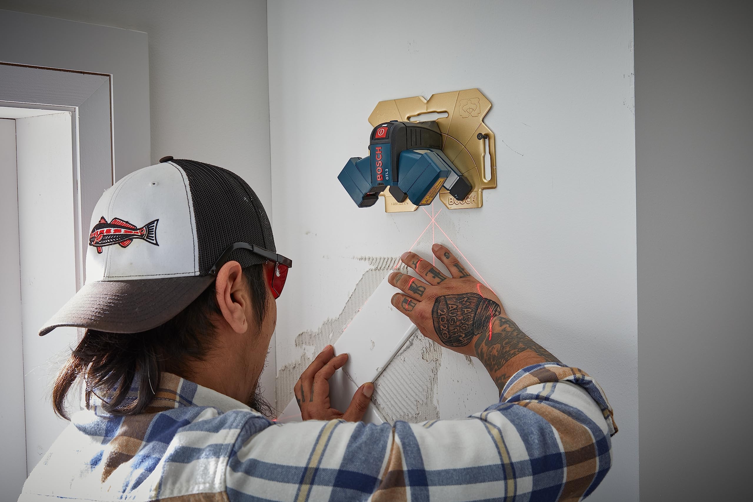 BOSCH GTL3 65 Ft Wall & Floor Covering Laser Level - Includes 4 AA Batteries, Steel Positioning Plate, Laser Target & Carrying Pouch | Perfect for Home Renovation, Tile Installation & Construction Projects