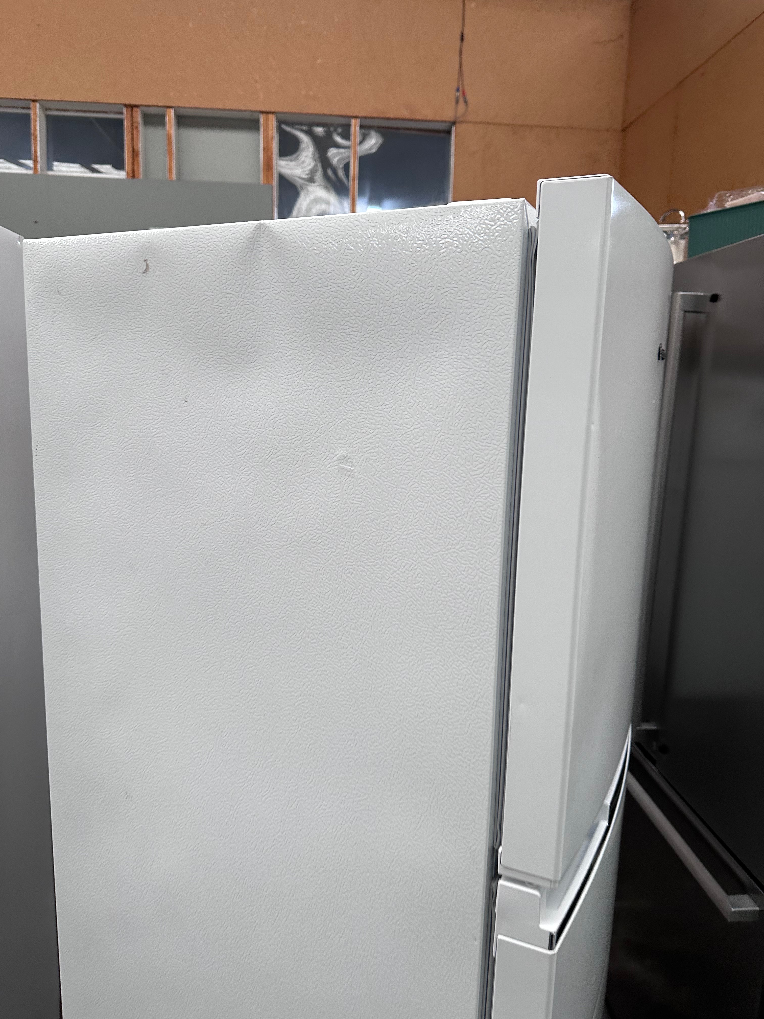 Westinghouse 280L Top Mount Refrigerator - Energy Efficient, White [Certified Refurbished] | Perfect for Small Apartments, Dorms & Office Kitchens