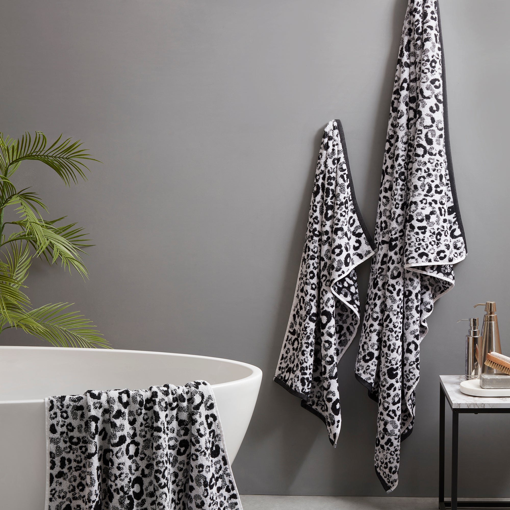 Premium Fusion Animal Print Hand Towel - Soft & Absorbent Black Bath Towel for Kitchen, Bathroom & Gym - Stylish Home Decor & Practical Gift Idea
