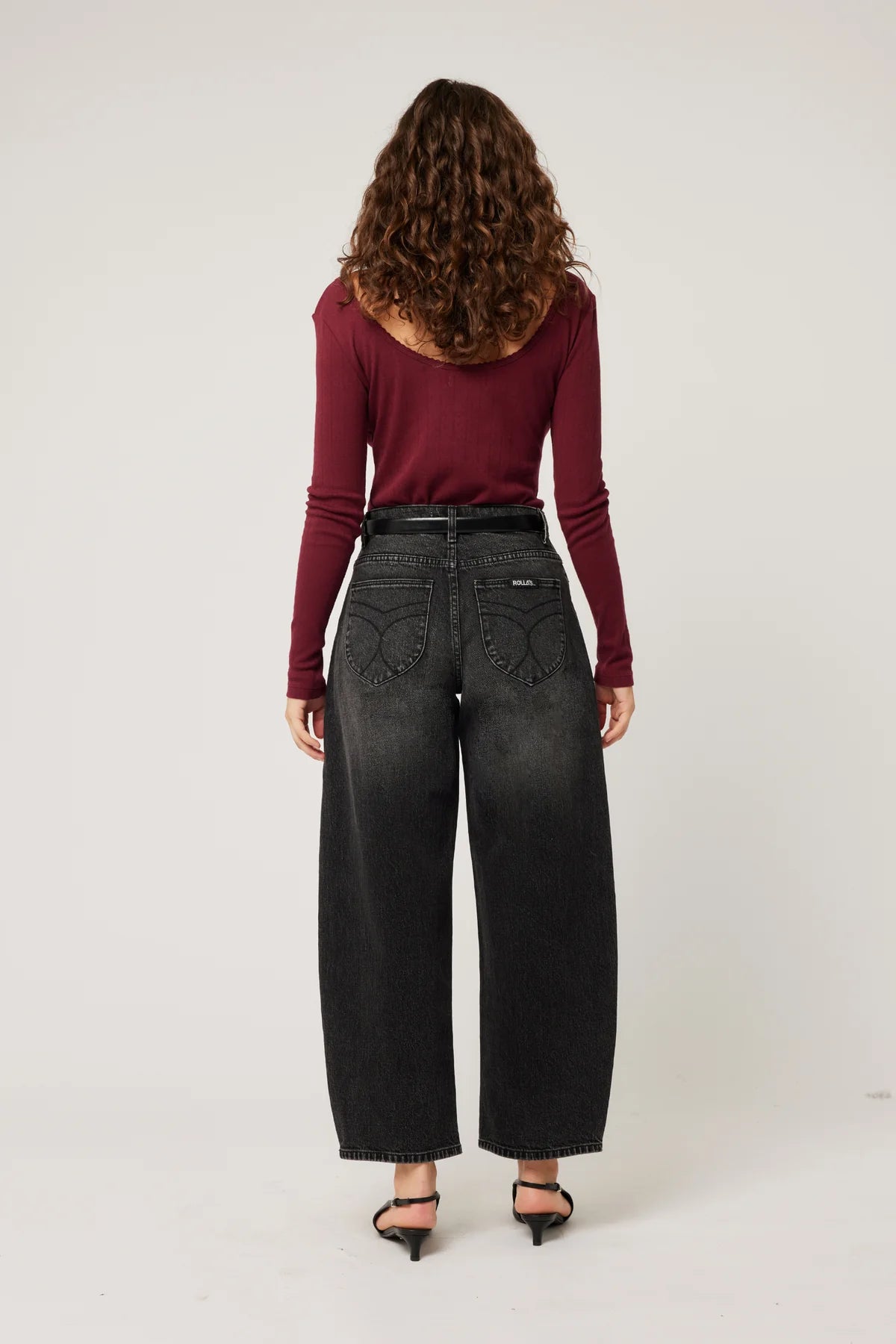 Vintage 80s Black Mid-Rise Barrel Jeans for Women - Retro High Waisted Denim Pants for Casual Wear & Night Out
