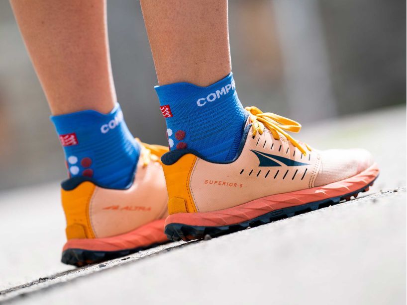 Compressport Unisex Pro Racing Socks v4.0 - Running Socks for Men & Women - Low Cut Performance Socks - Pacific Blue/Deco Rose - Ideal for Marathon, Triathlon & Athletic Training