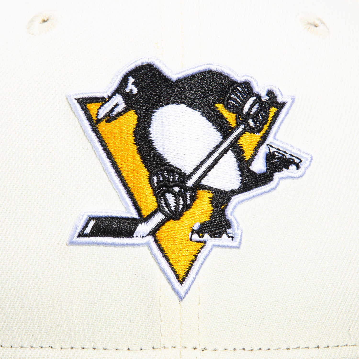 New Era 59Fifty Pittsburgh Penguins NHL Snapback Hat - White & Black Hockey Cap for Men & Women - Perfect for Games, Fan Gear & Streetwear Fashion