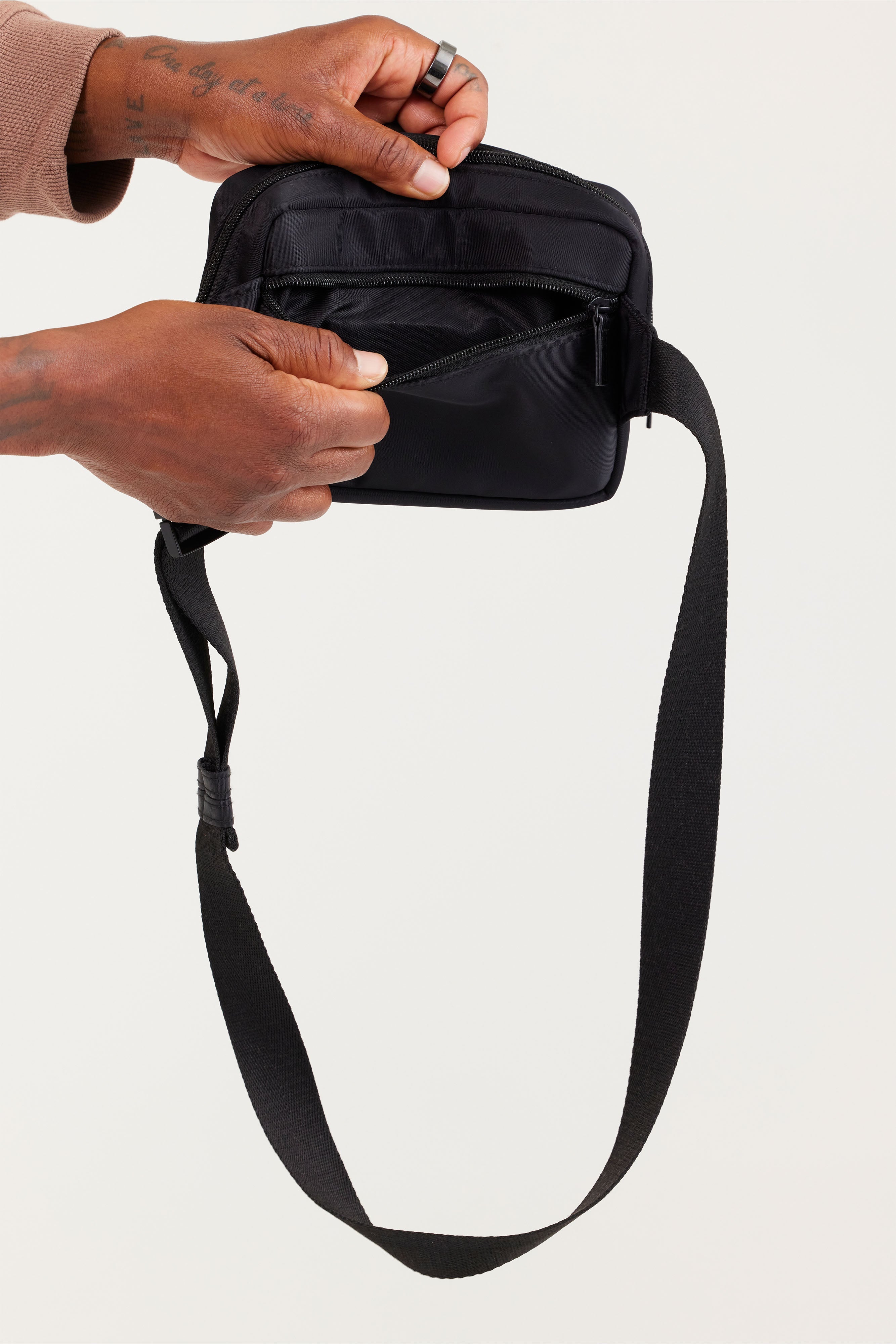 Best Black Belt Bag for Men & Women - Stylish & Hands-Free Waist Pack for Travel, Running, Hiking & Everyday Use