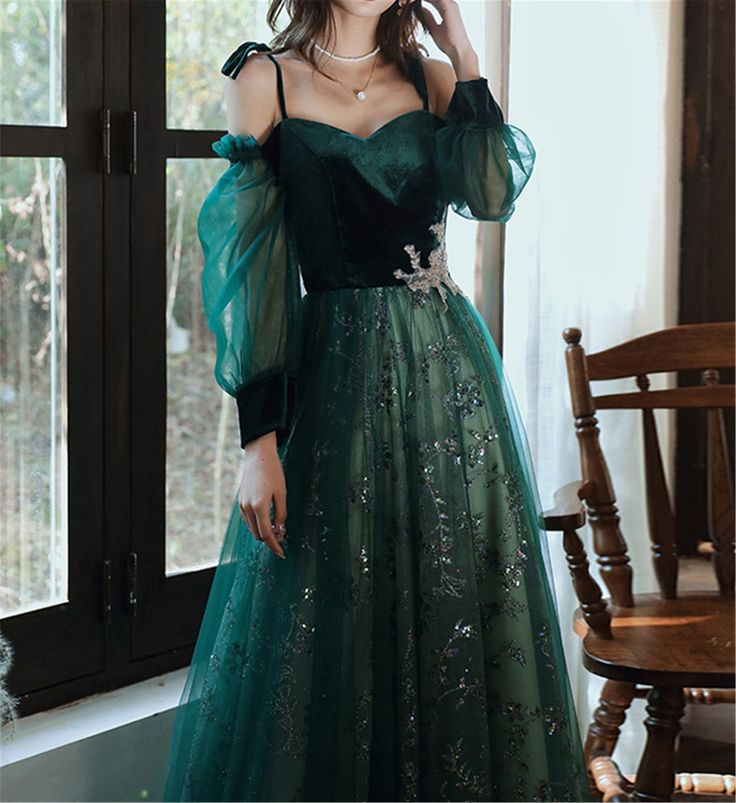 Elegant Green Tulle Prom Dress with Long Sleeves - A-Line Formal Gown for Birthday Party, Homecoming, Quinceañera & Special Occasions