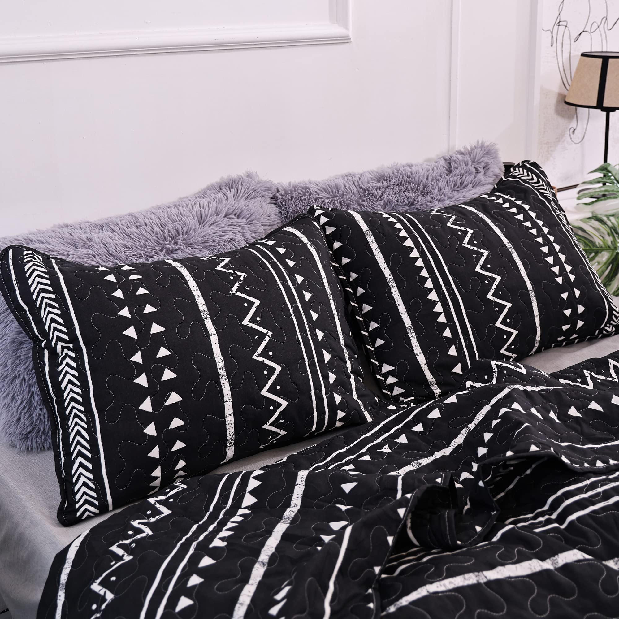 JANZAA Queen Size Boho Quilt Bedspread - Black & White Geometric Pattern All-Season Comforter with 2 Pillowcases | Bohemian Bedding for Master Bedroom, Guest Room & Dorm Decor