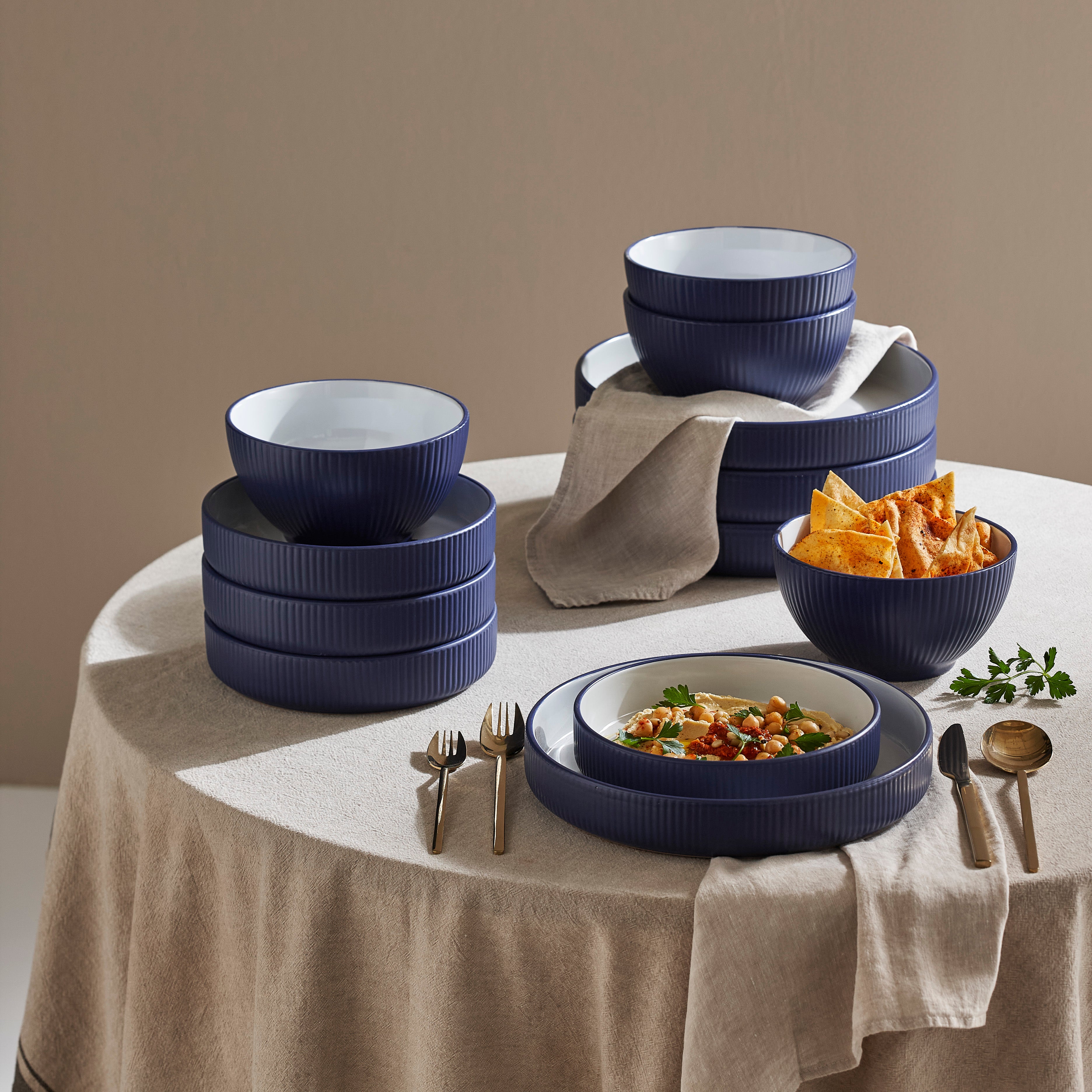 Premium Larosso Stoneware Dinnerware Set - 16-Piece Dark Blue & White Porcelain Plates, Bowls, Mugs - Elegant & Durable for Everyday Dining, Dinner Parties & Restaurant Use