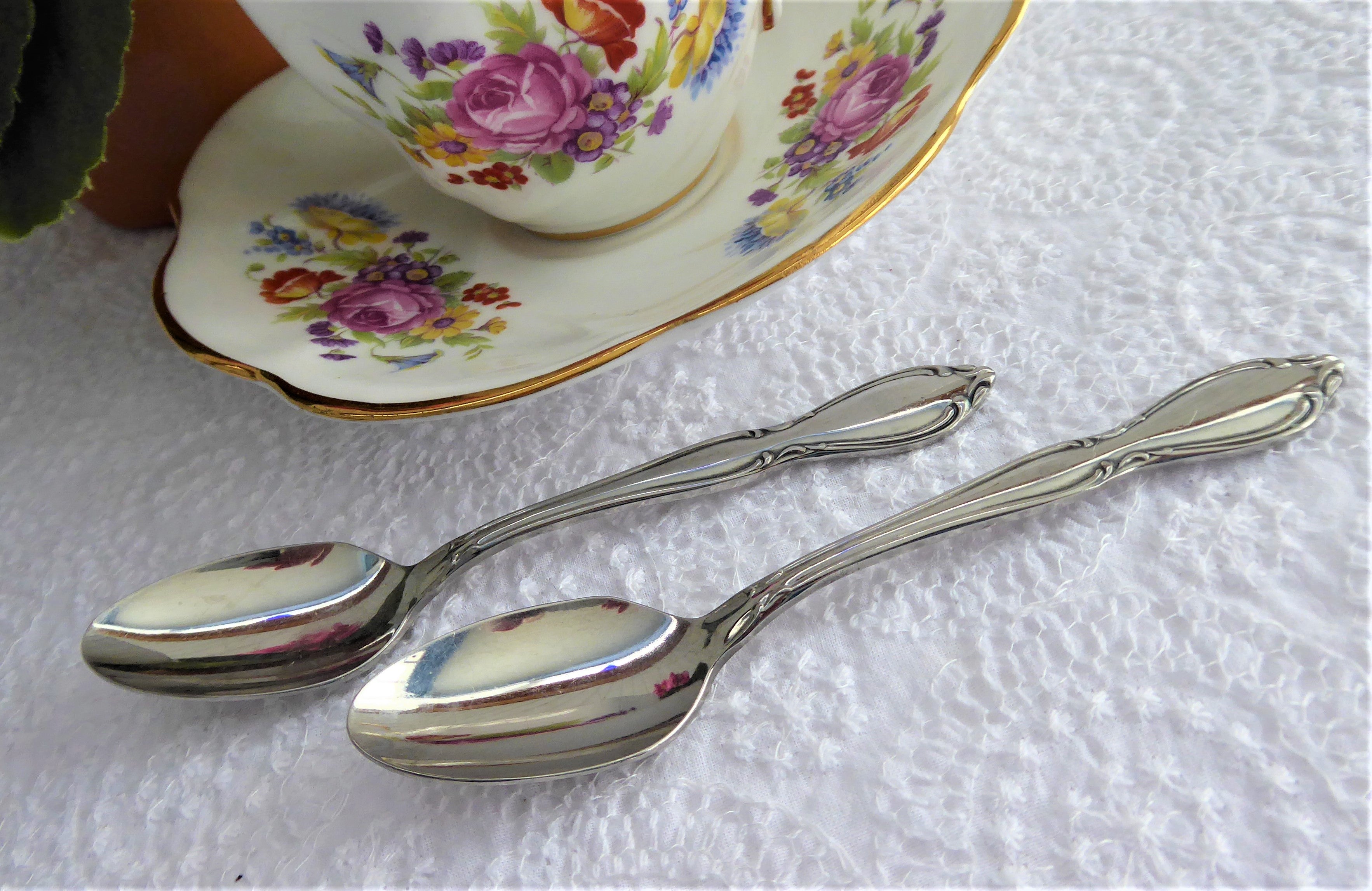 Oneida Chatelaine 2-Piece Demi Teaspoon Set - Stainless Steel Coffee & Tea Spoons - Perfect for Afternoon Tea, Coffee Stirring, and Dessert Serving