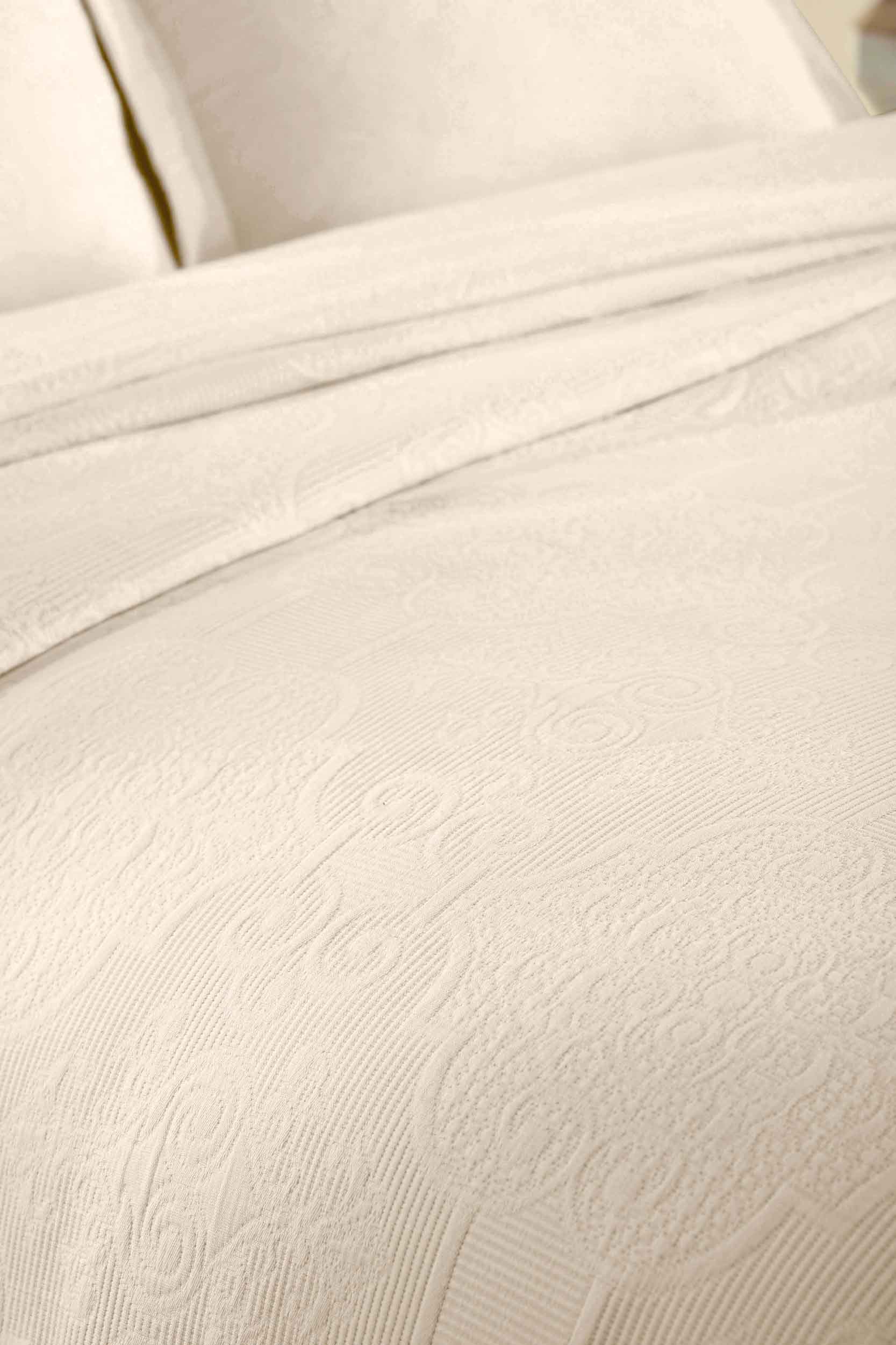 Florin Cotton Matelassé Jacquard Bedspread Set with Scrolling Medallion Design - Luxury Queen/King Size Bedding for Master Bedroom, Guest Room & Hotel Decor