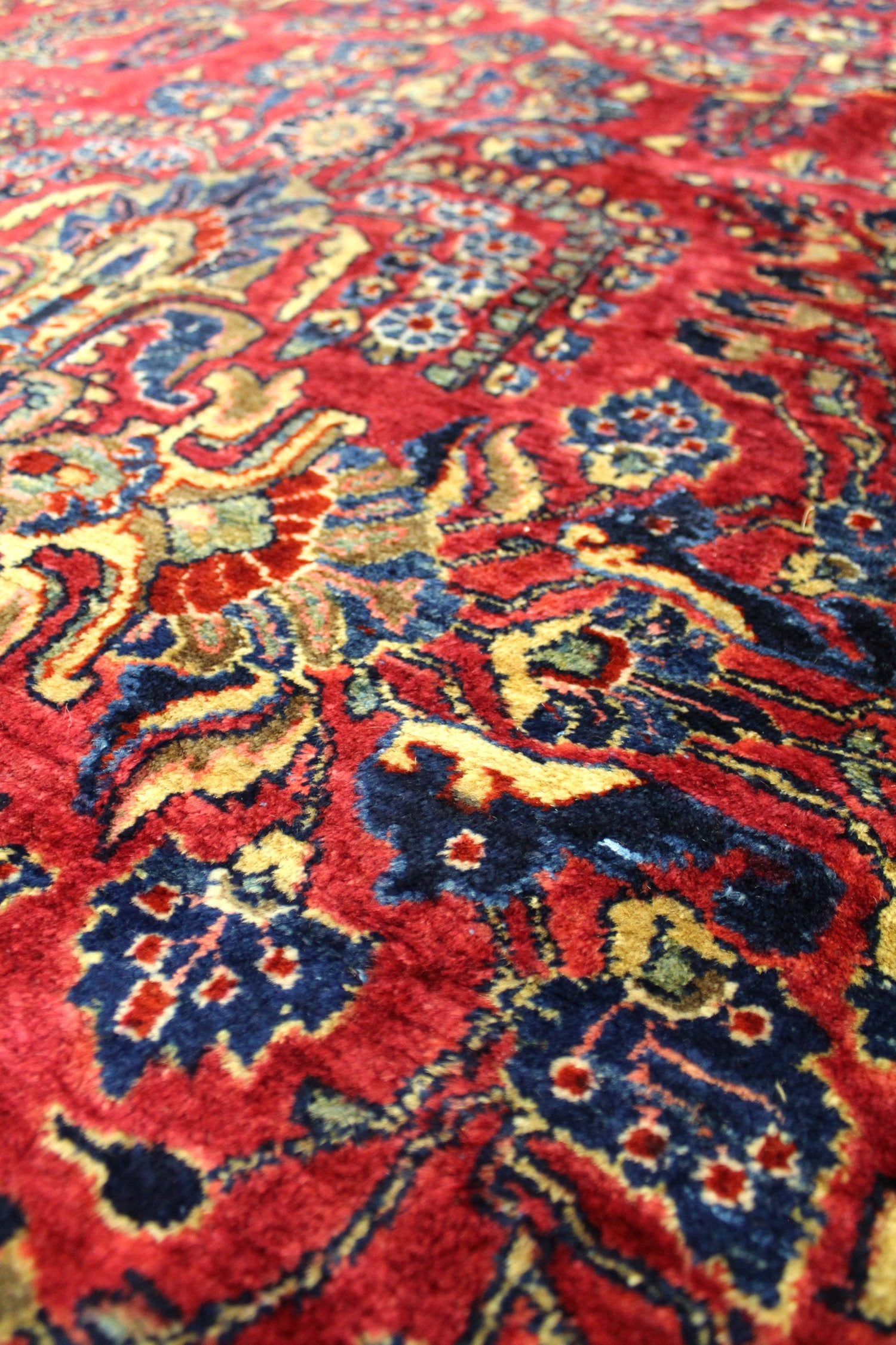 Antique Sarouk Handwoven Traditional Persian Rug J62863 - Perfect for Living Room, Bedroom & Home Decor