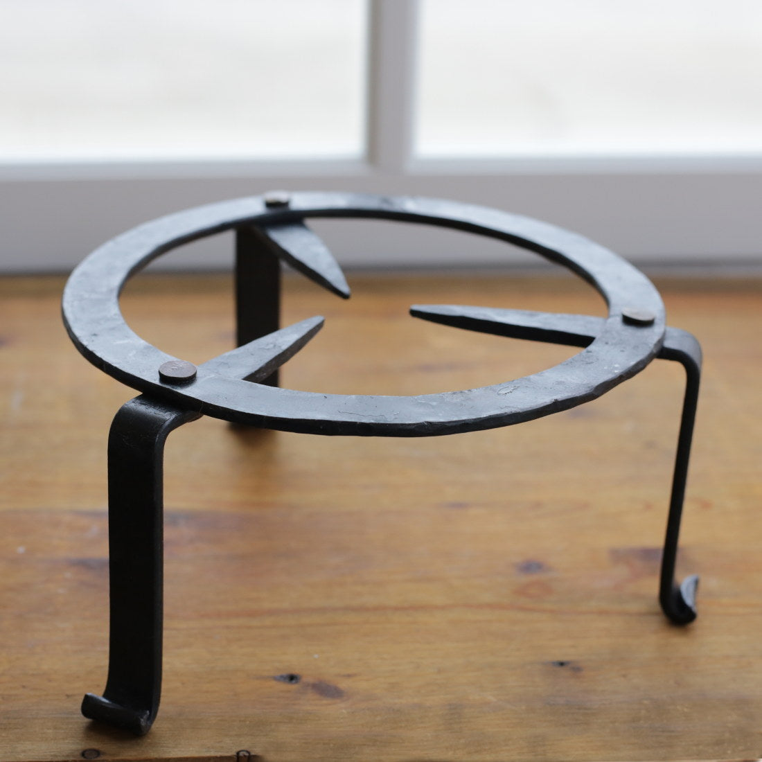 Round Iron Trivet - Heat Resistant Hot Plate Holder for Pots and Pans - Perfect for Kitchen, Dining Table, and Outdoor BBQ Use