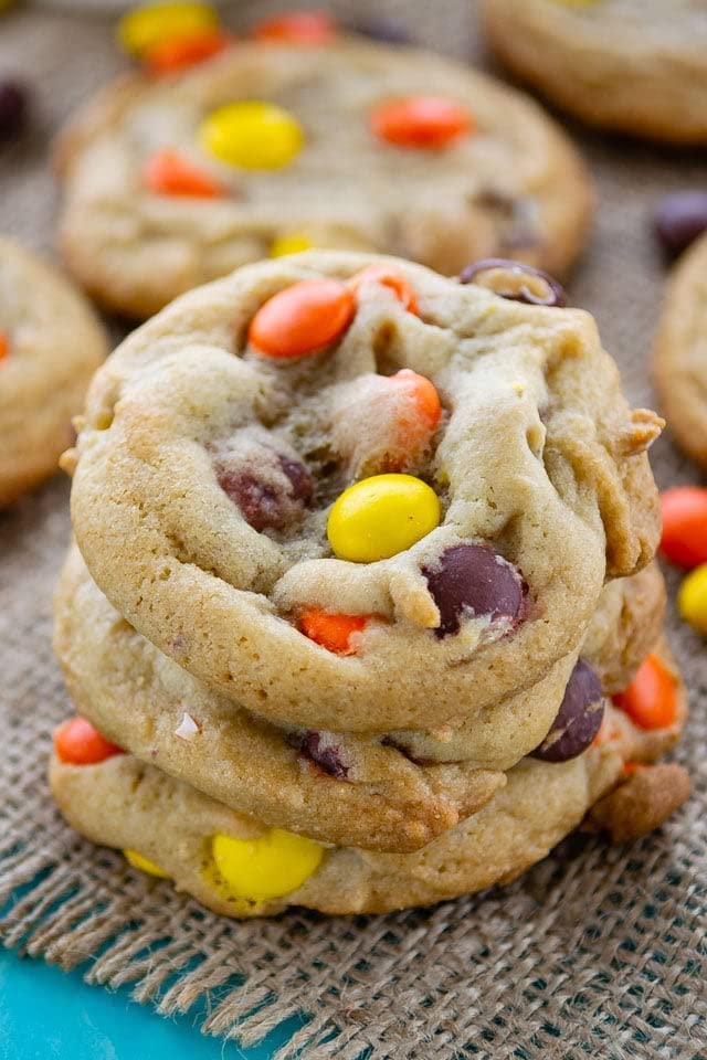 Reese's Pieces Peanut Butter Candy - Crunchy Shell Covered Peanuts, Bulk 2lb Bag - Perfect for Halloween, Movie Nights & Party Snacks