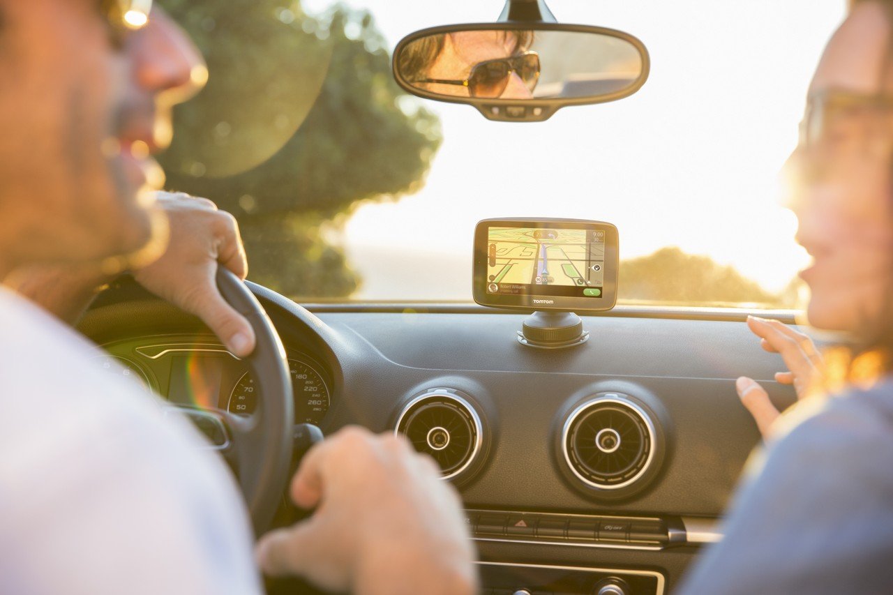 TomTom GO 620 6-Inch GPS Navigation Device with Lifetime World Maps, Real-Time Traffic & Hazard Alerts via Smartphone - Perfect for Road Trips, Commuting & International Travel