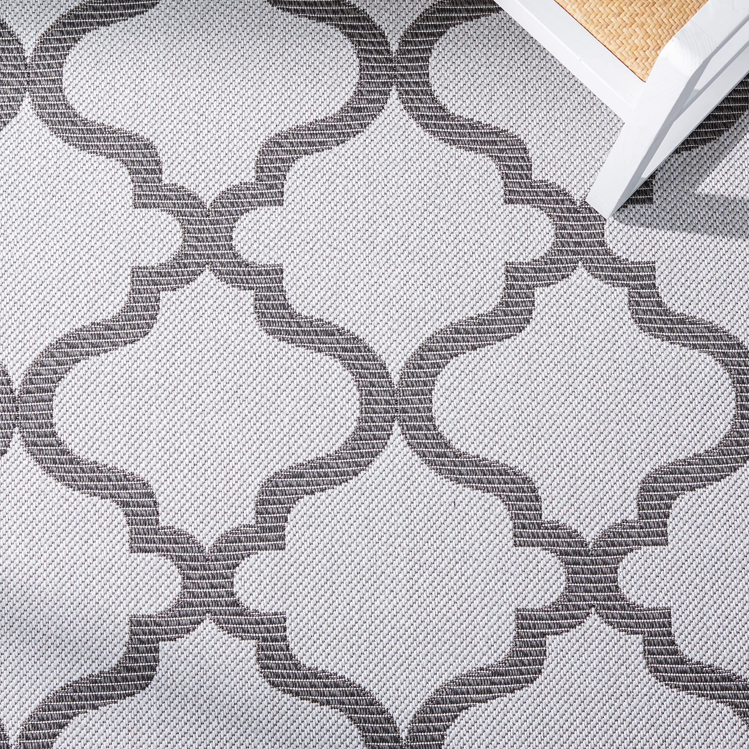 SAFAVIEH Bermuda Collection Area Rug - 6'7
