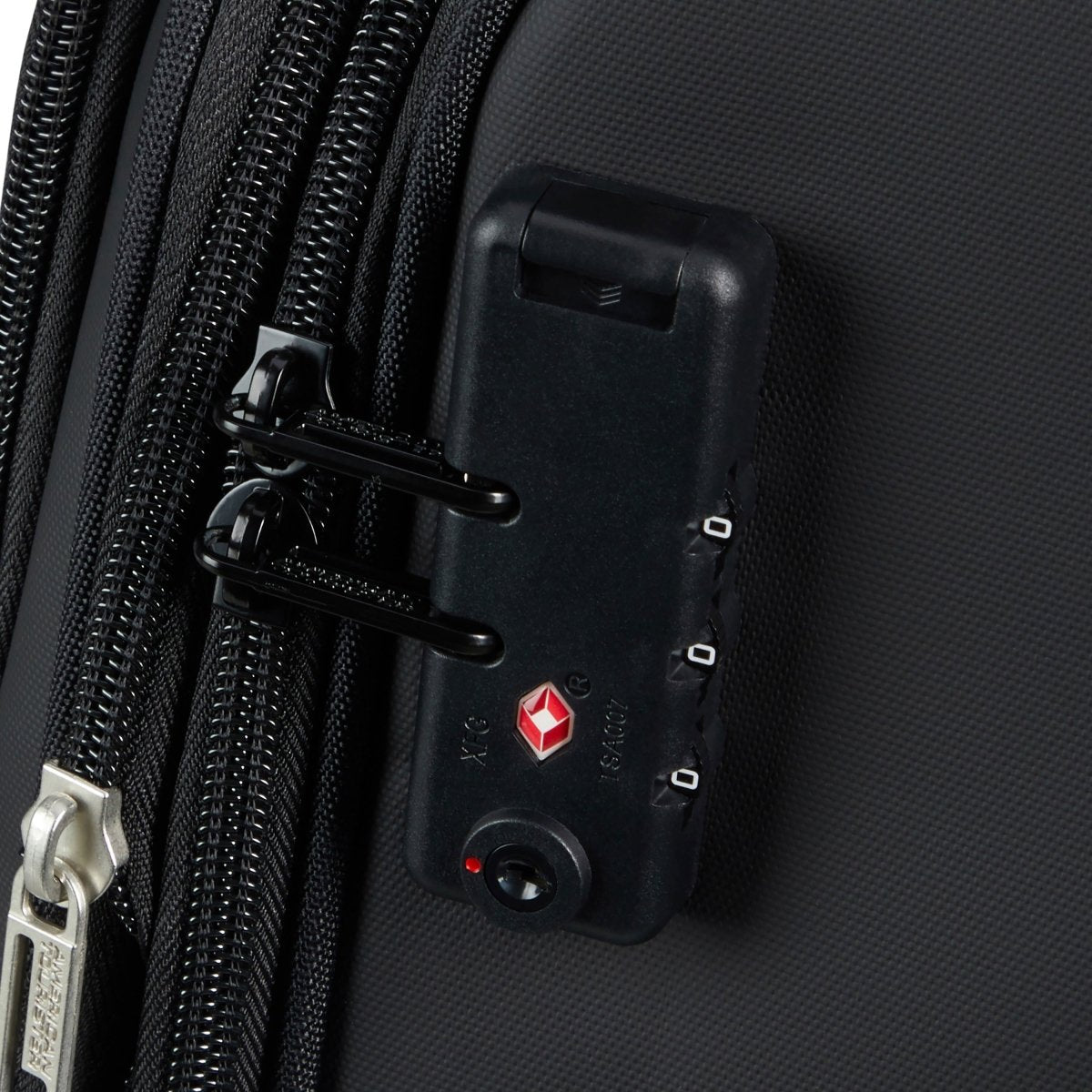 American Tourister Daring Dash Carry On Luggage - Lightweight Hardshell Spinner Suitcase for Air Travel, Business Trips & Weekend Getaways | TSA Lock & 360° Wheels