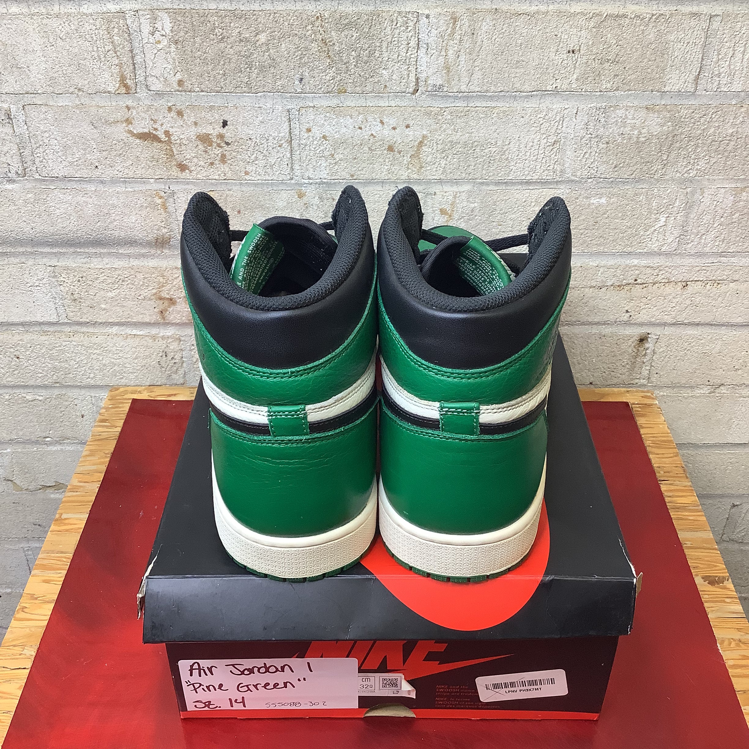 Air Jordan 1 Retro High OG Pine Green Men's Basketball Shoes Size 14 (555088-302) - Perfect for Sneaker Collectors & Streetwear Fashion
