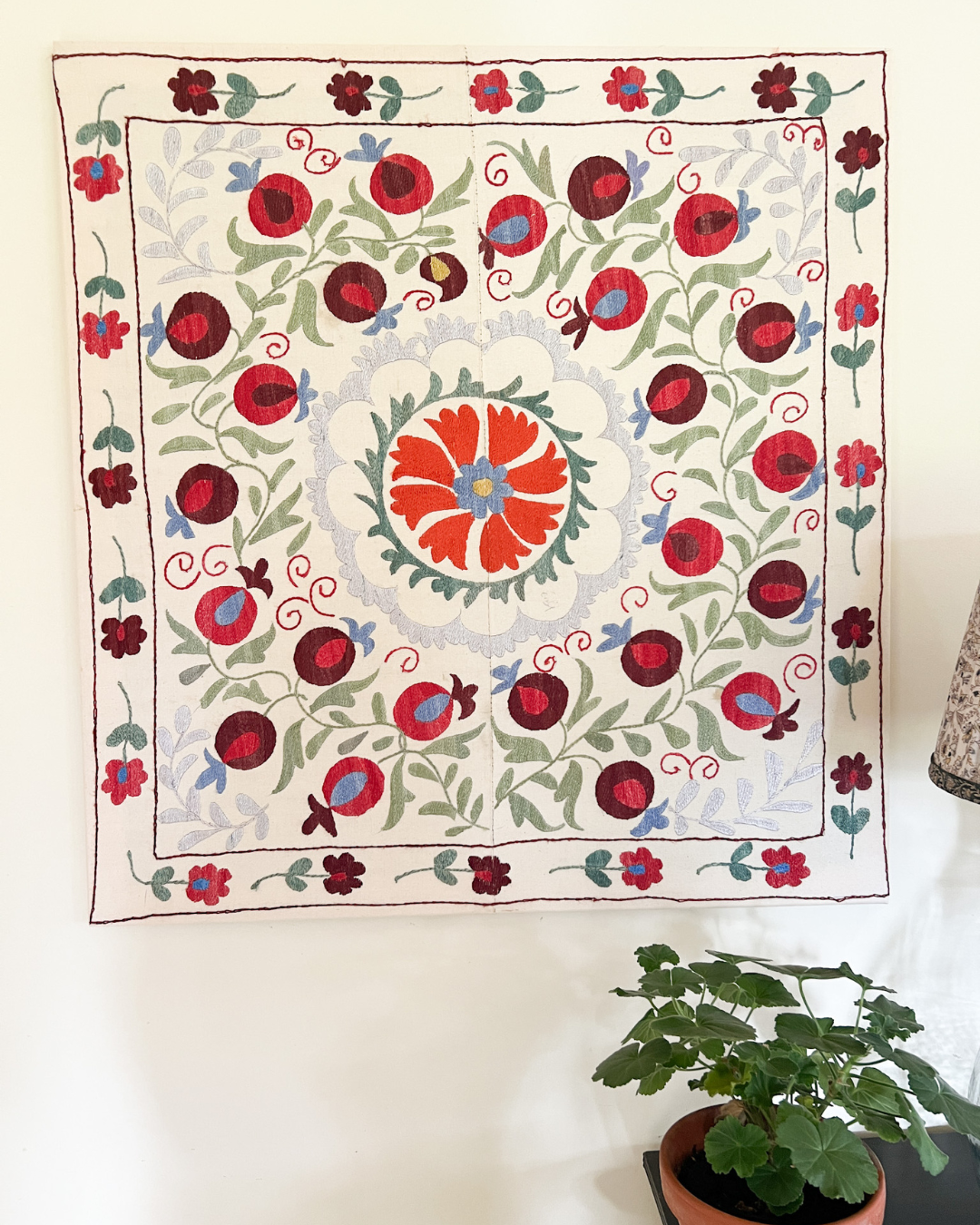 Stretch Suzani Service - Premium Elastic Tablecloth for Dining, Parties, and Outdoor Events - Washable & Durable Decor for Home and Restaurant Use