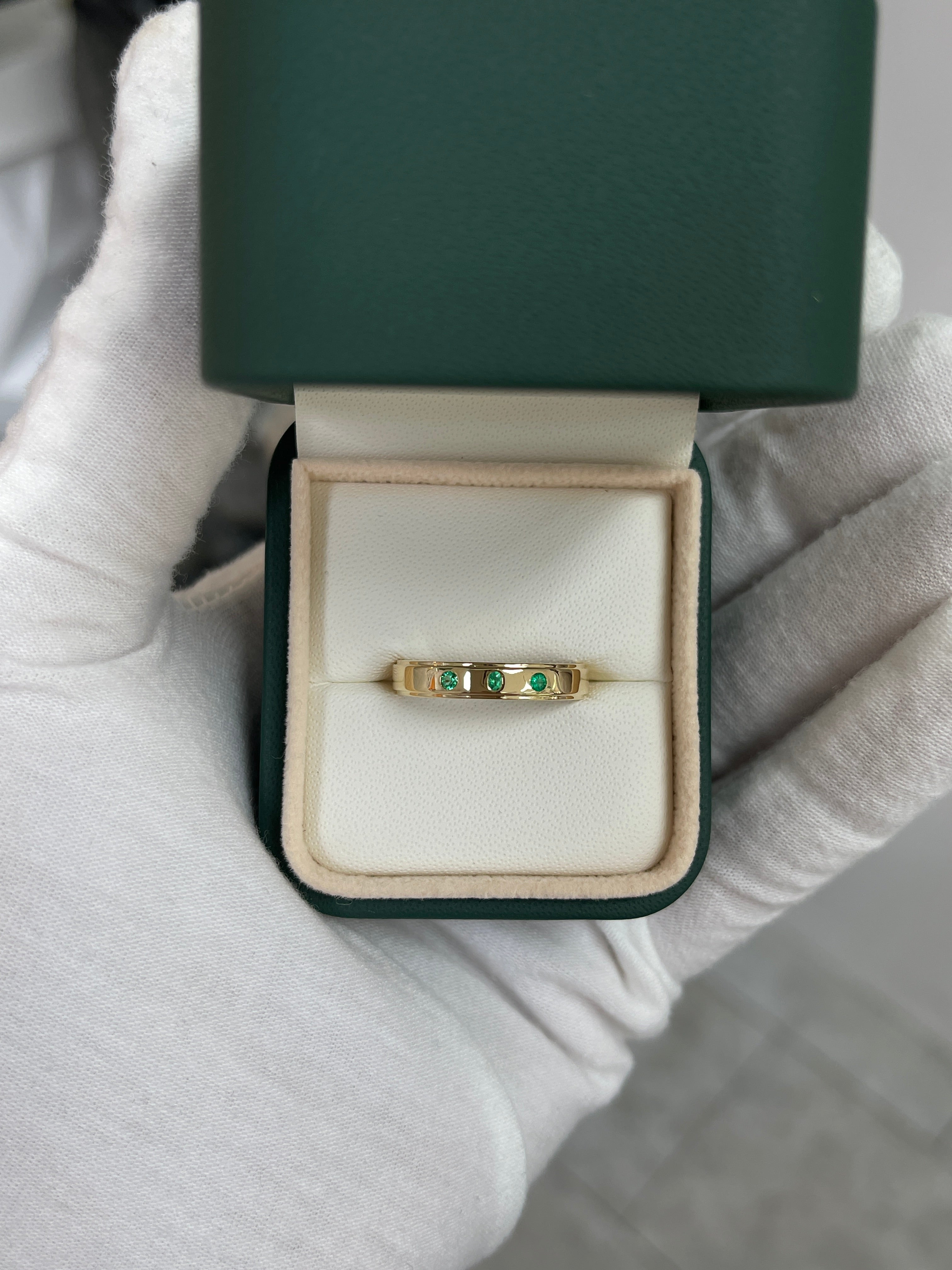 18K Gold Men's Wedding Band with 4mm Width & Three Stone Inlay - Perfect for Engagement Rings, Anniversary Gifts & Special Occasions
