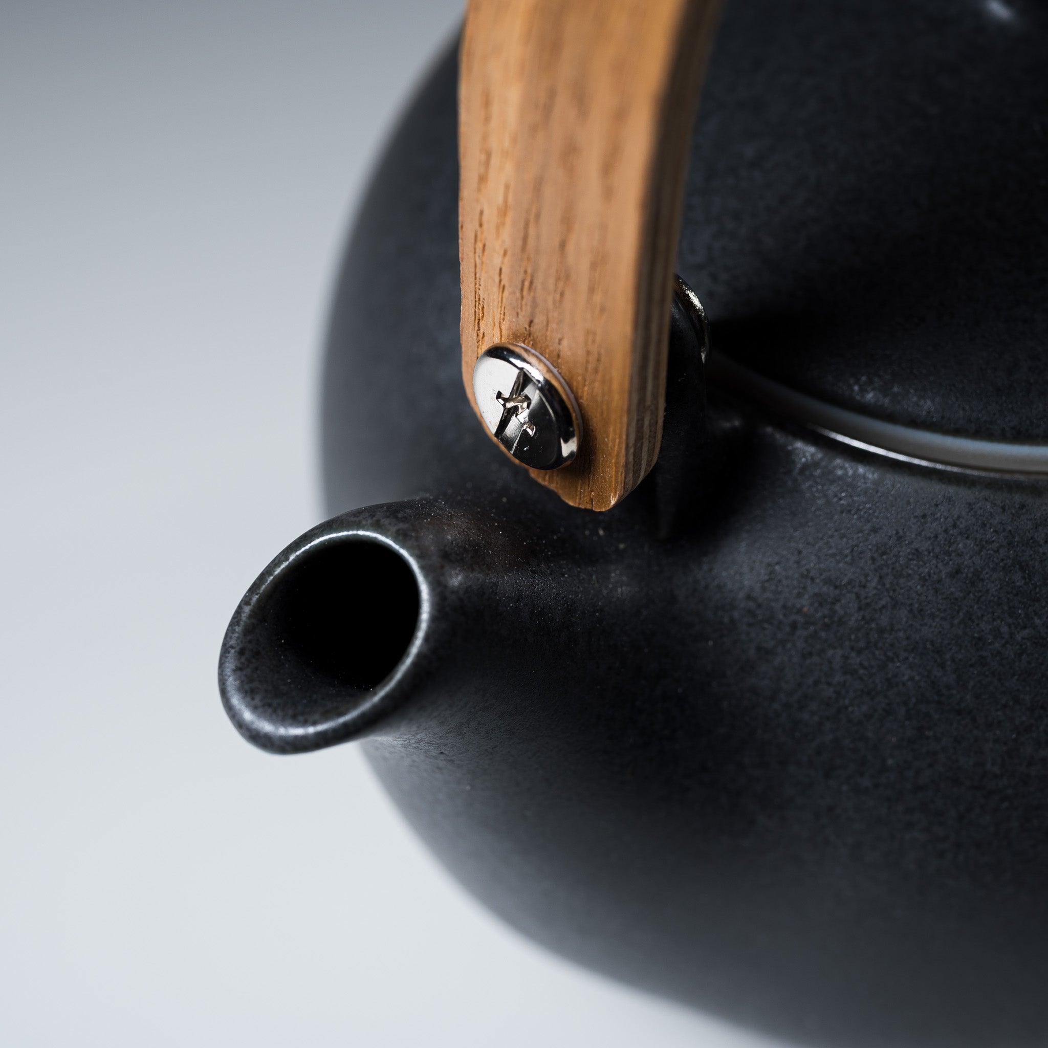 Yui Japanese Wooden Handle Teapot 600ml - Traditional Ink Design for Matcha & Loose Leaf Tea Brewing - Perfect for Tea Ceremonies & Home Tea Time