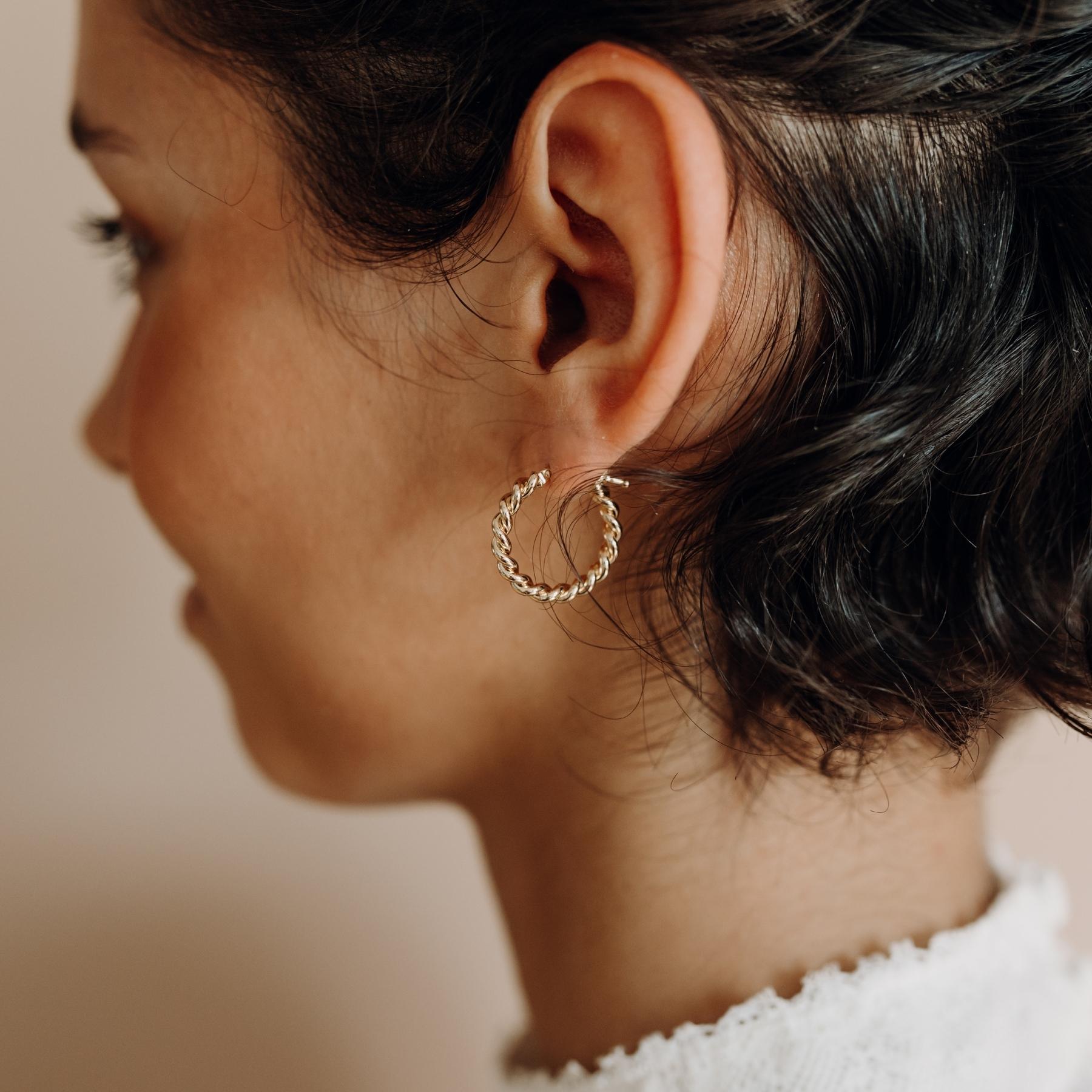 Golden Twisted Creole Earrings Cassandre - Elegant Hoop Earrings for Women, Perfect for Parties, Weddings & Everyday Wear