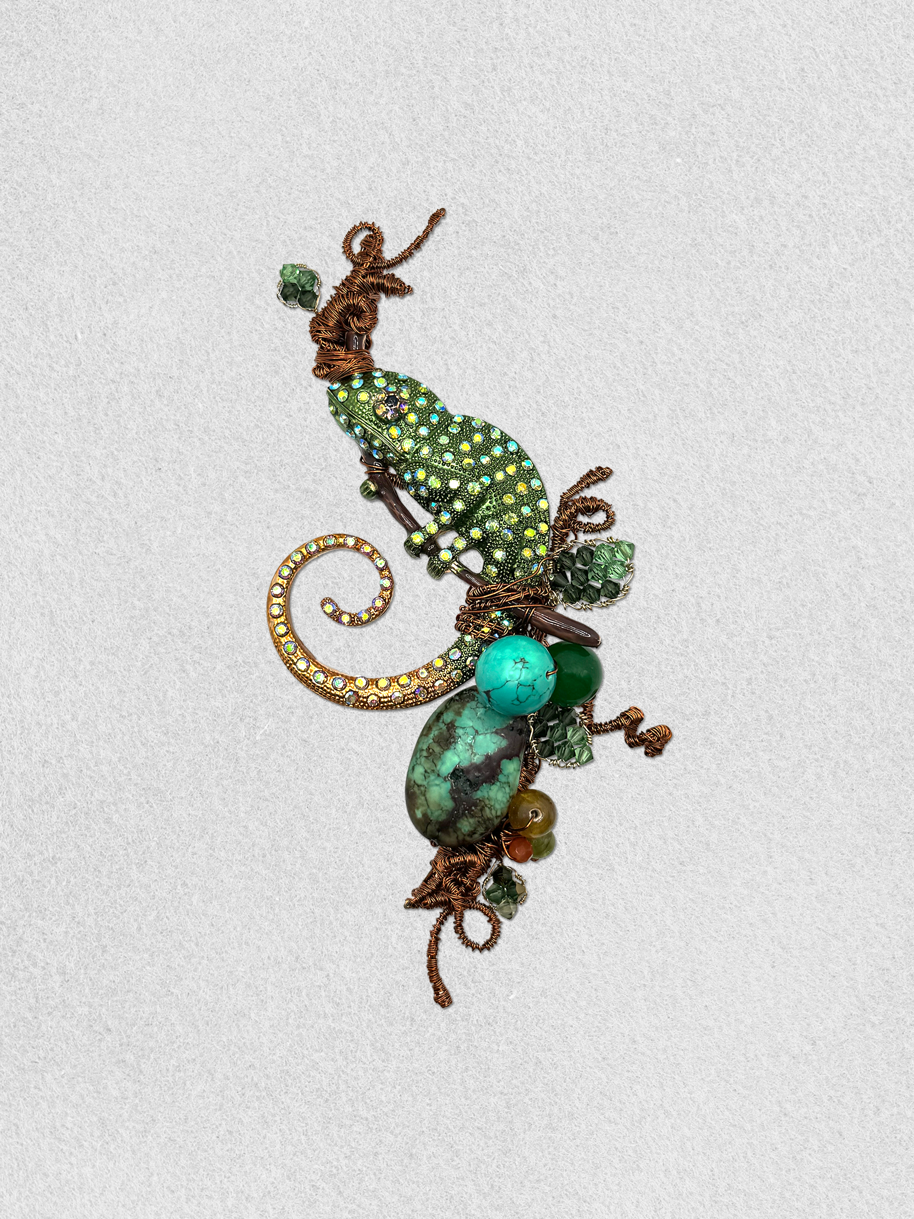 Men's Lapel Pin - Chameleon of Paradise Design | Elegant Brooch for Suits & Formal Attire | Perfect for Weddings, Business Meetings & Special Occasions