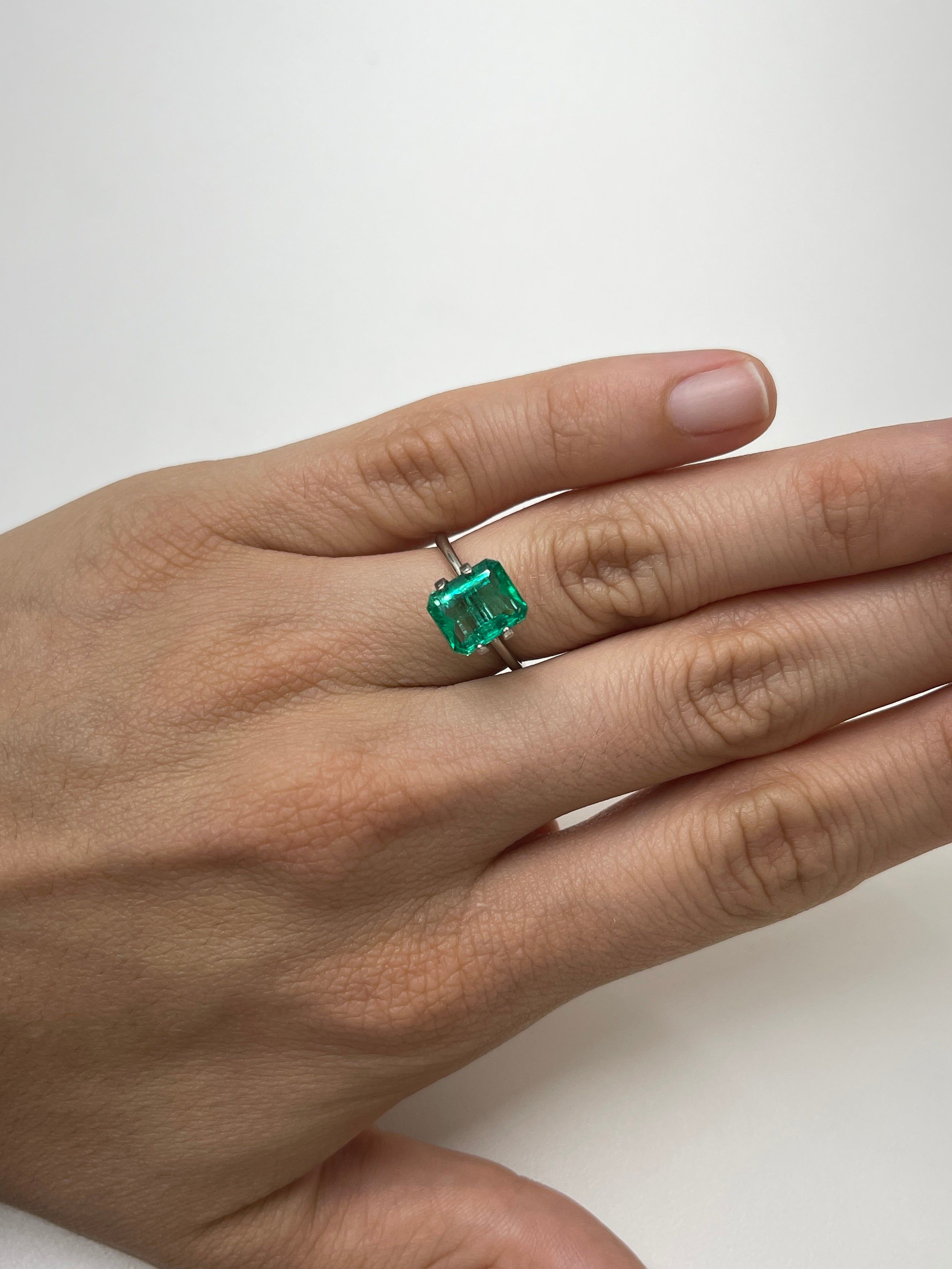 2.85 Carat 9.4x8mm Natural Colombian Loose Emerald Gemstone - Emerald Cut, Vivid Green Crystalline Clarity for Jewelry Making, Engagement Rings & Luxury Gifts