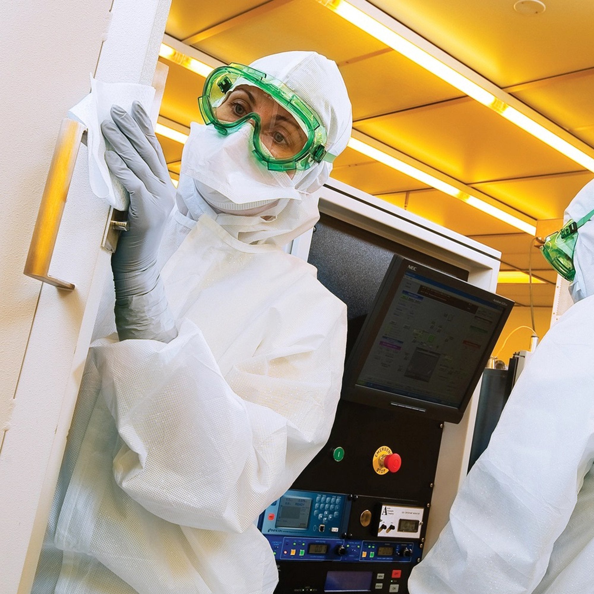 Kimtech Pure W4 Cleanroom Wipes - Premium Lint-Free Wipes for Sensitive Environments | Ideal for Laboratories, Electronics, Medical & Pharmaceutical Cleanrooms