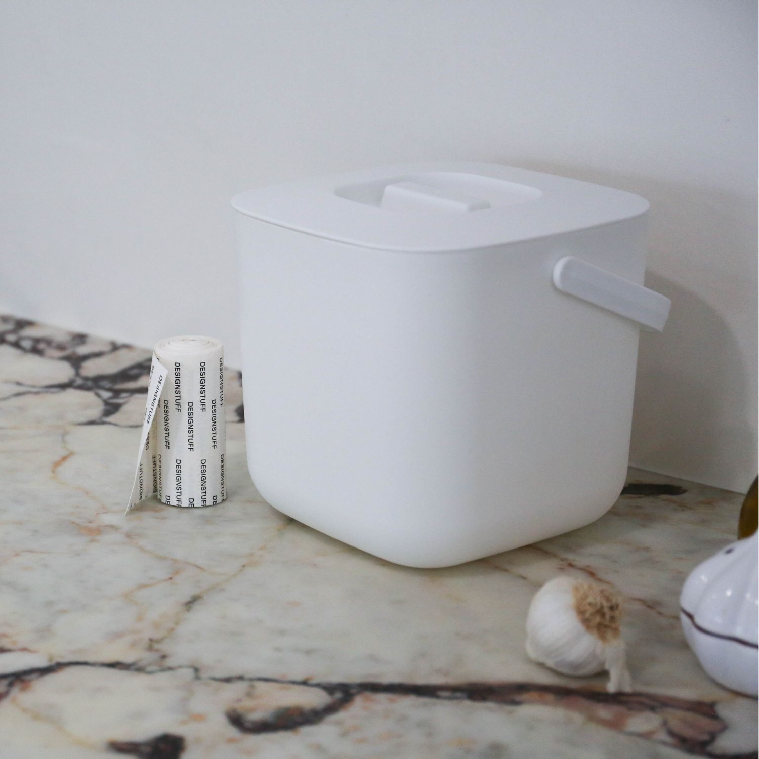 DESIGNSTUFF 7L White Compost Bin for Kitchen Countertop - Odor-Free Organic Waste Composter for Eco-Friendly Home & Garden Use